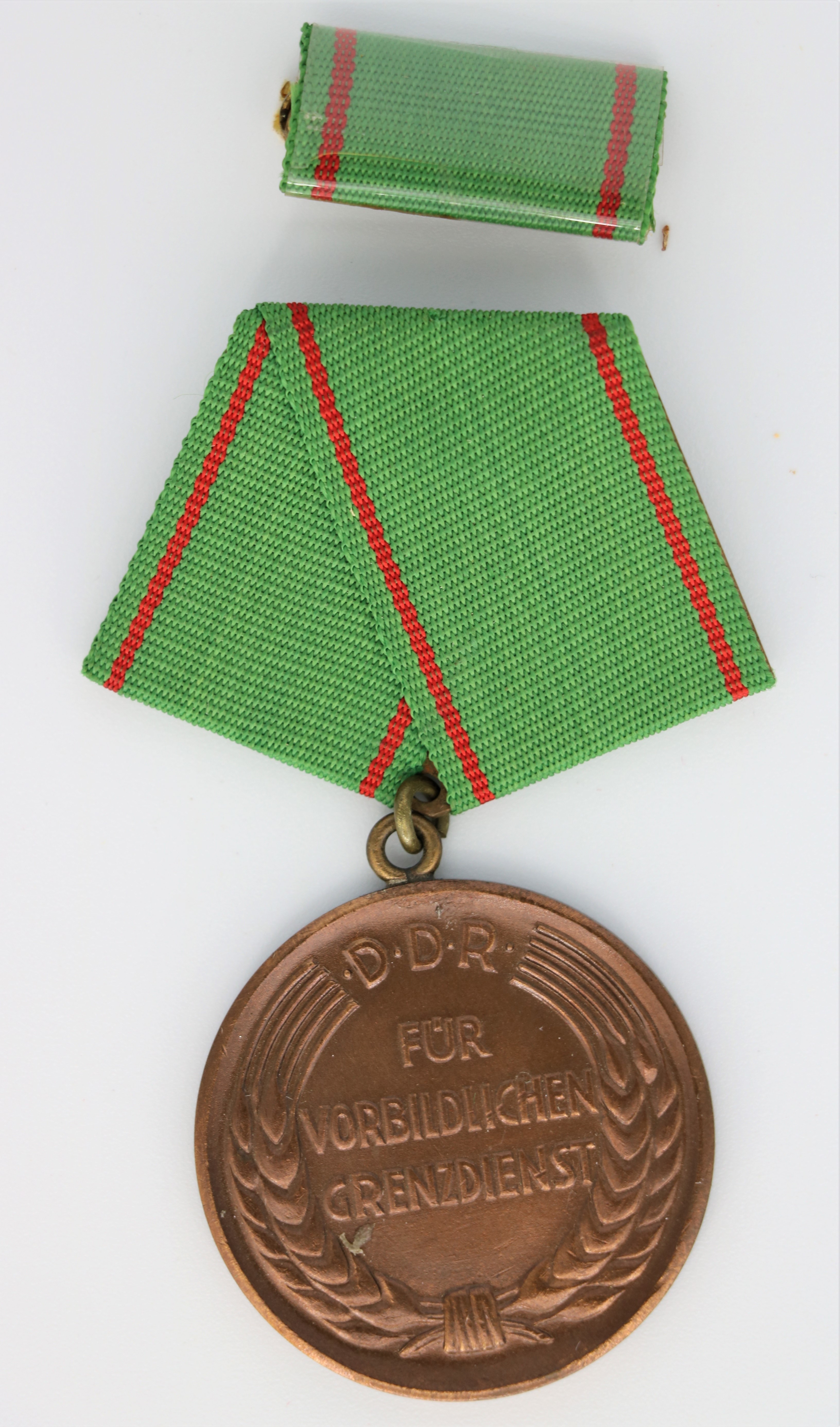 Medaille: "Für vorbildlichen Grenzdienst" mit Interimsspange" (Museum Berlin-Karlshorst CC BY-NC-SA)