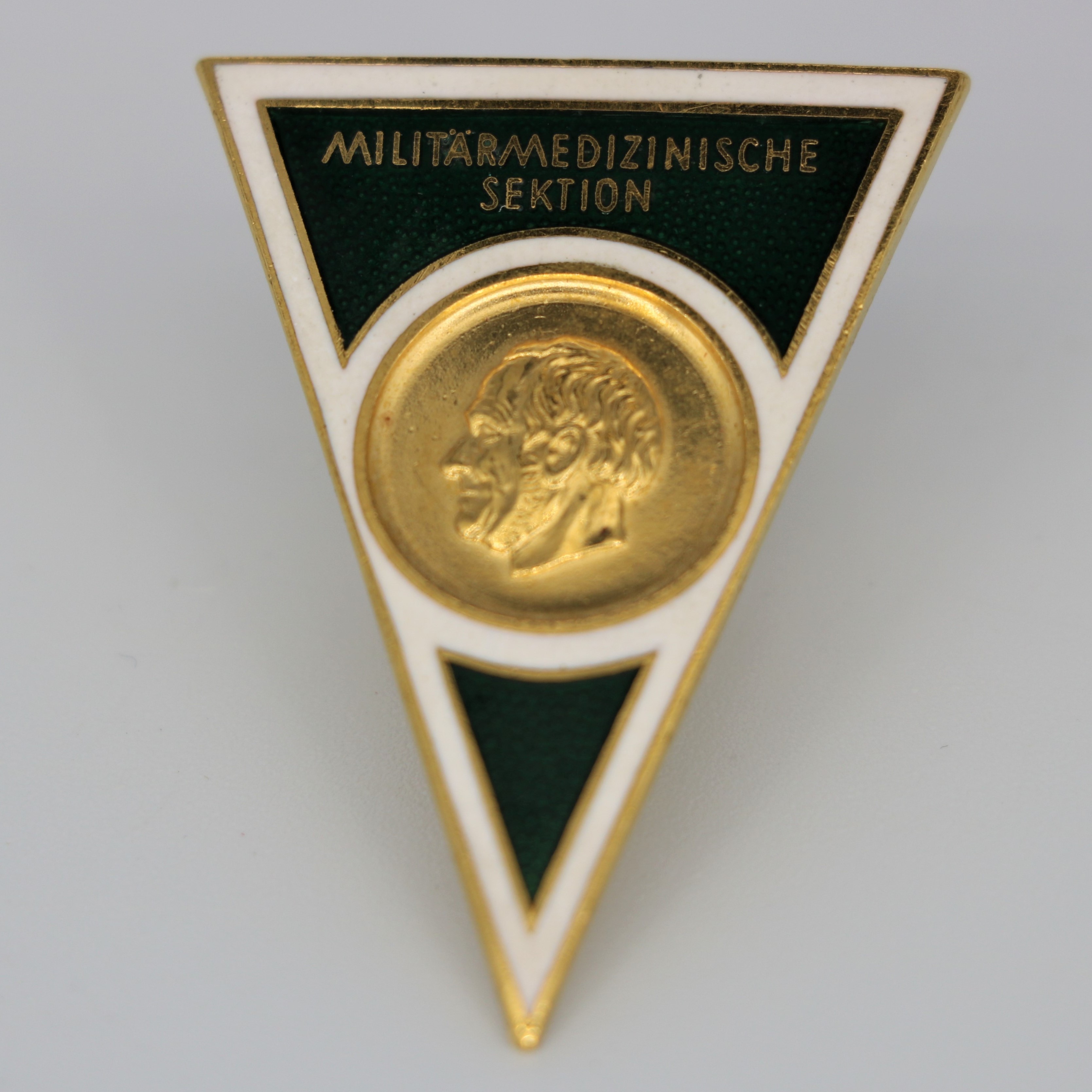 Absolventenabzeichen der Militärmedizinischen Sektion der Ernst-Moritz-Arndt-Universität Greifswald (Museum Berlin-Karlshorst CC BY-NC-SA)