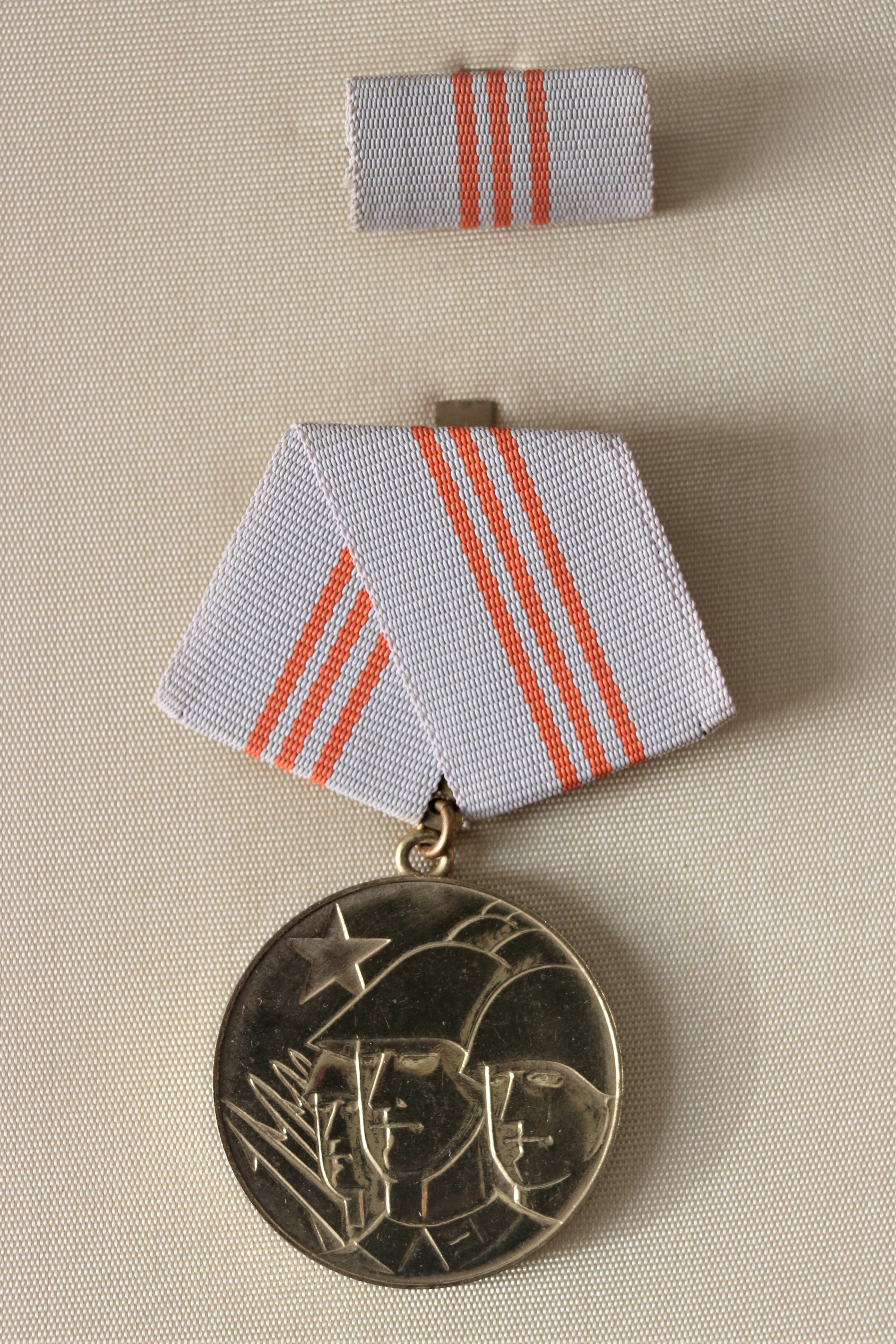 Medaille der Waffenbrüderschaft (Gold) mit Interimsspange (Museum Berlin-Karlshorst CC BY-NC-SA)