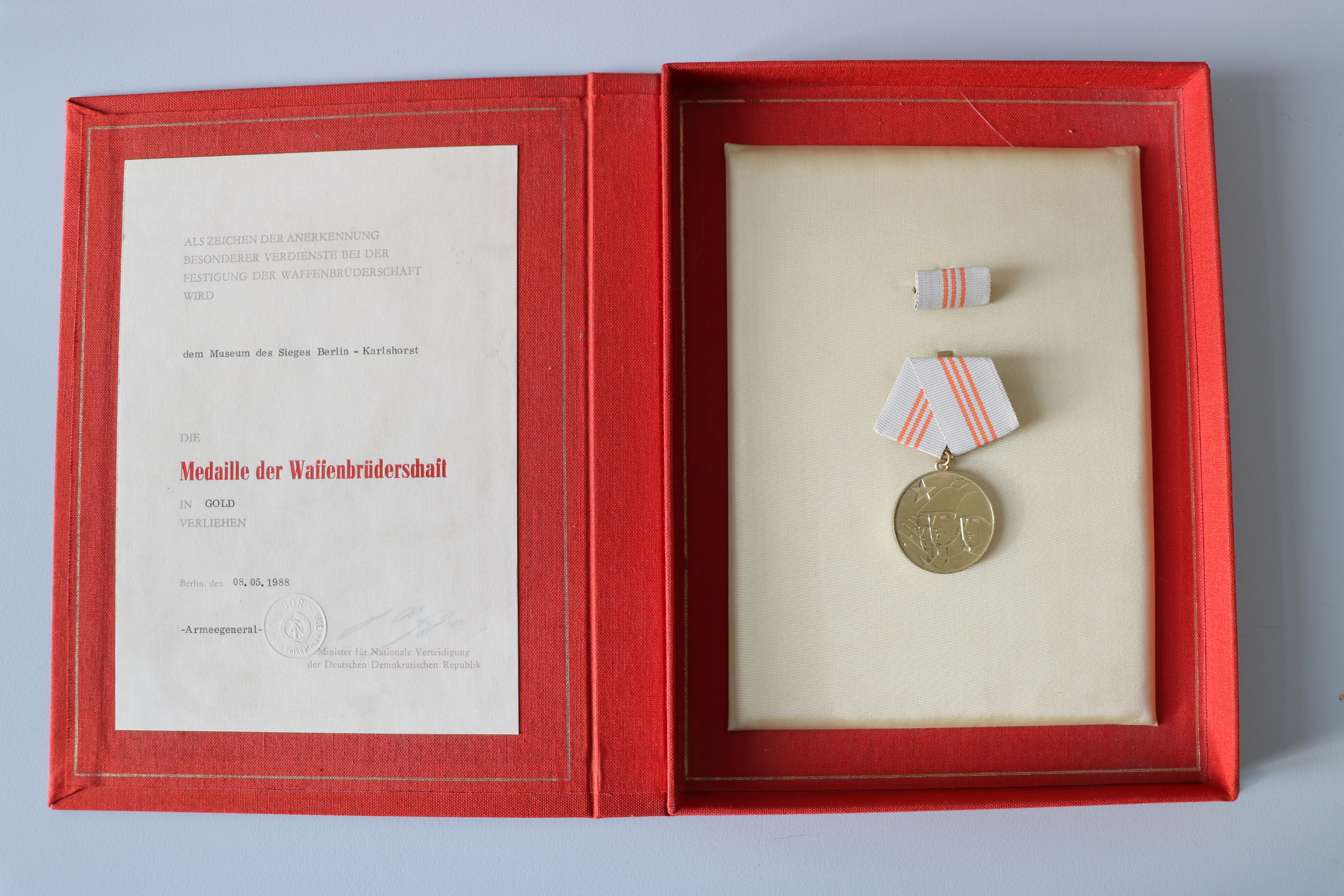 Urkunde zur Medaille der Waffenbrüderschaft (Gold) (Museum Berlin-Karlshorst CC BY-NC-SA)