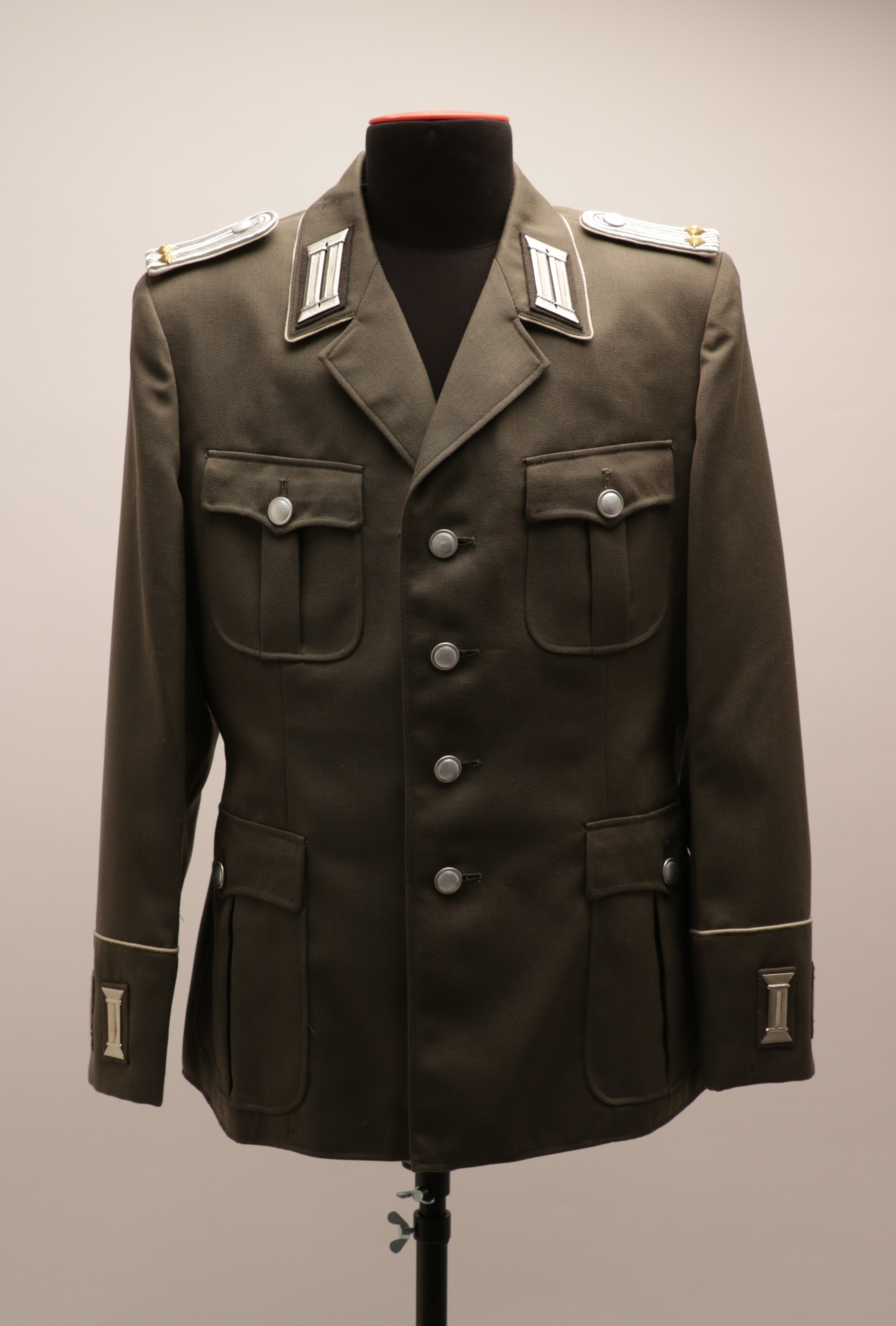 Uniformjacke eines Leutnants der NVA, Ausgehanzug der Landstreitkräfte (Sommer). DDR. ohne Datierung (Museum Berlin-Karlshorst CC BY-NC-SA)