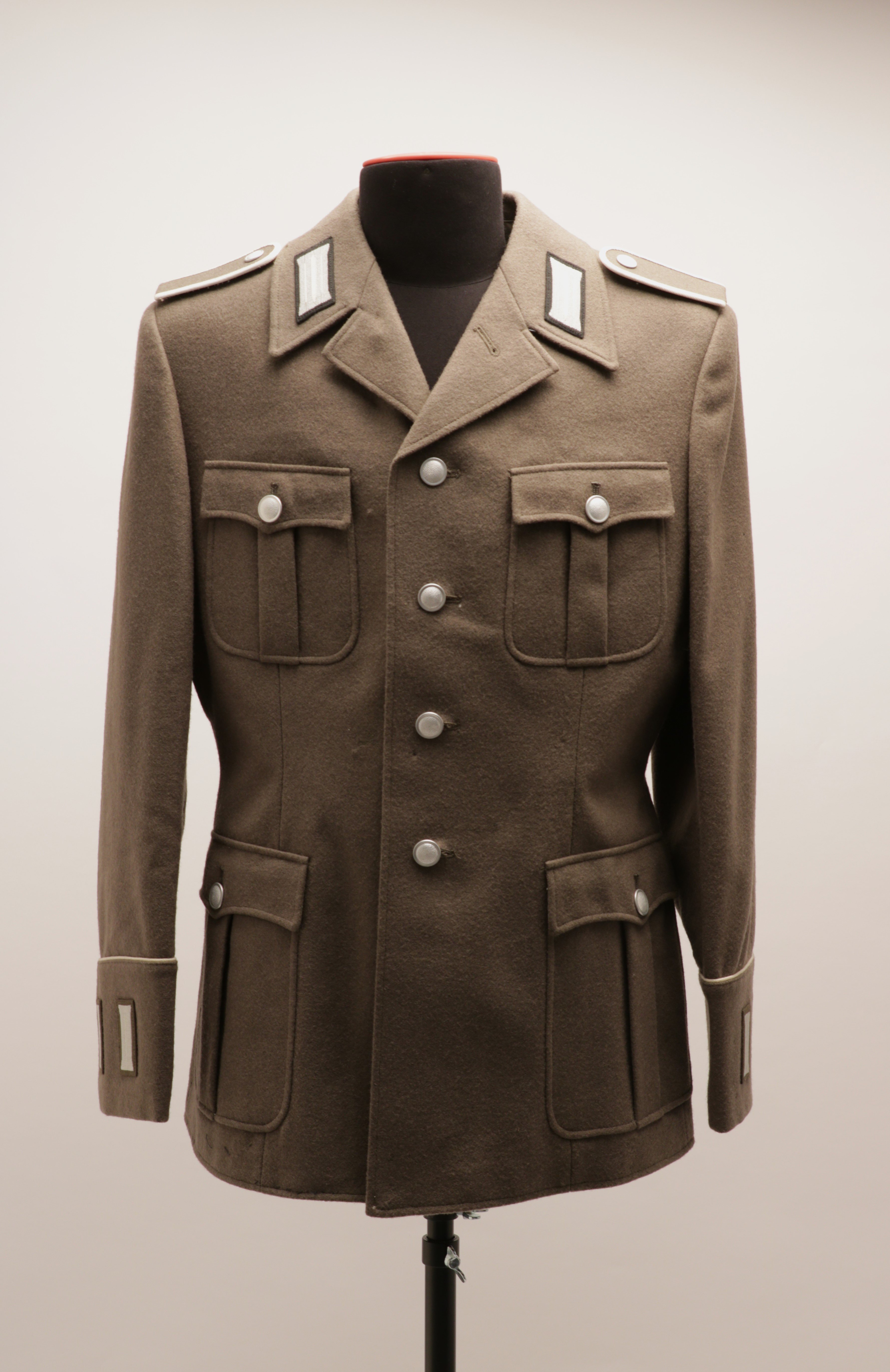 Uniformjacke eines Soldaten der NVA, Ausgehanzug der Landstreitkräfte, DDR, ohne Datierung (Museum Berlin-Karlshorst CC BY-NC-SA)