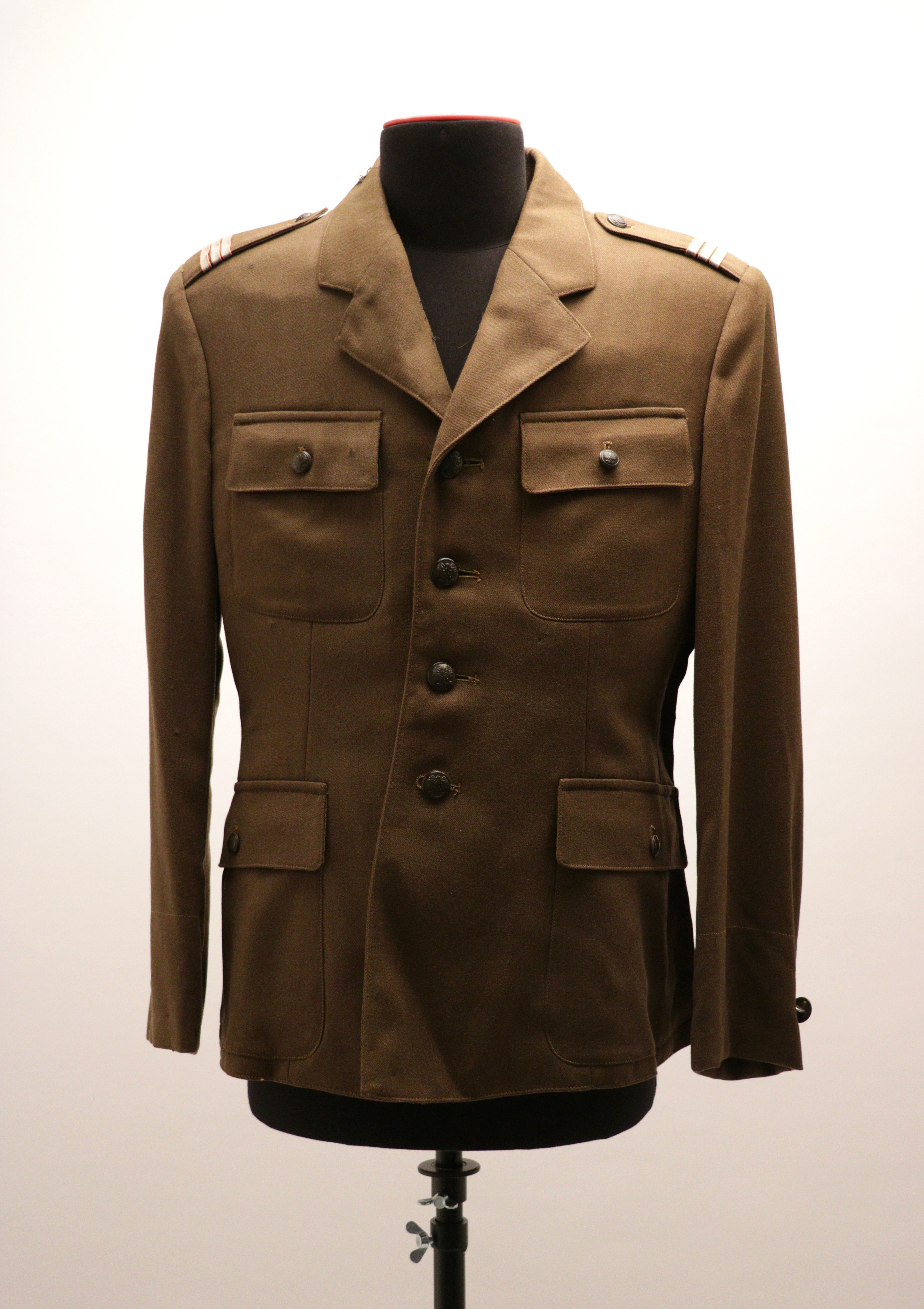 Uniformjacke aus dem Sommer-Dienstanzug eines Obergefreiten der Landstreitkräfte der Volksrepublik Polen, ohne Datierung (Museum Berlin-Karlshorst CC BY-NC-SA)