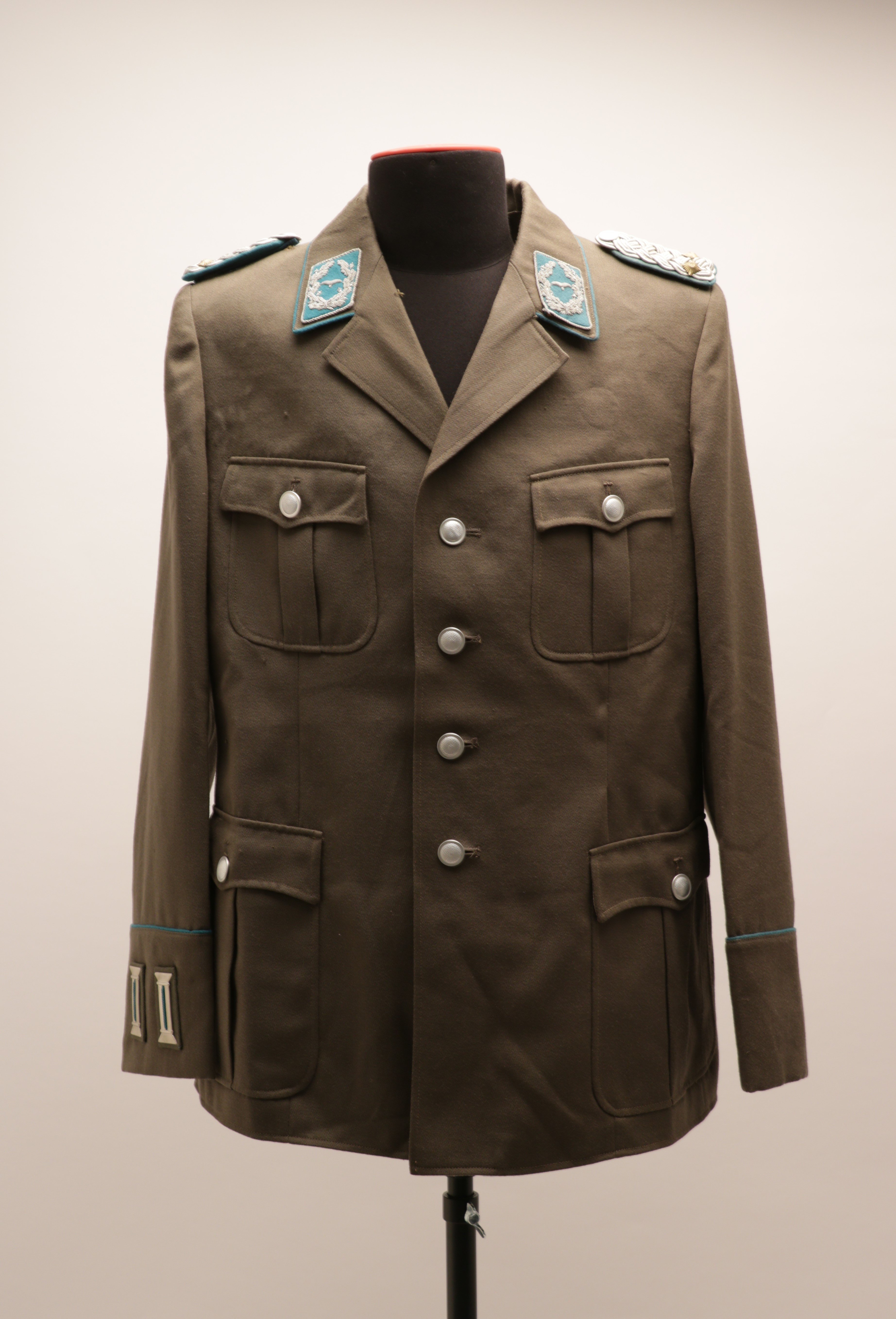 Uniformjacke eines Oberstleutnants der Luftstreitkräfte der NVA der DDR, ohne Datierung (Museum Berlin-Karlshorst CC BY-NC-SA)