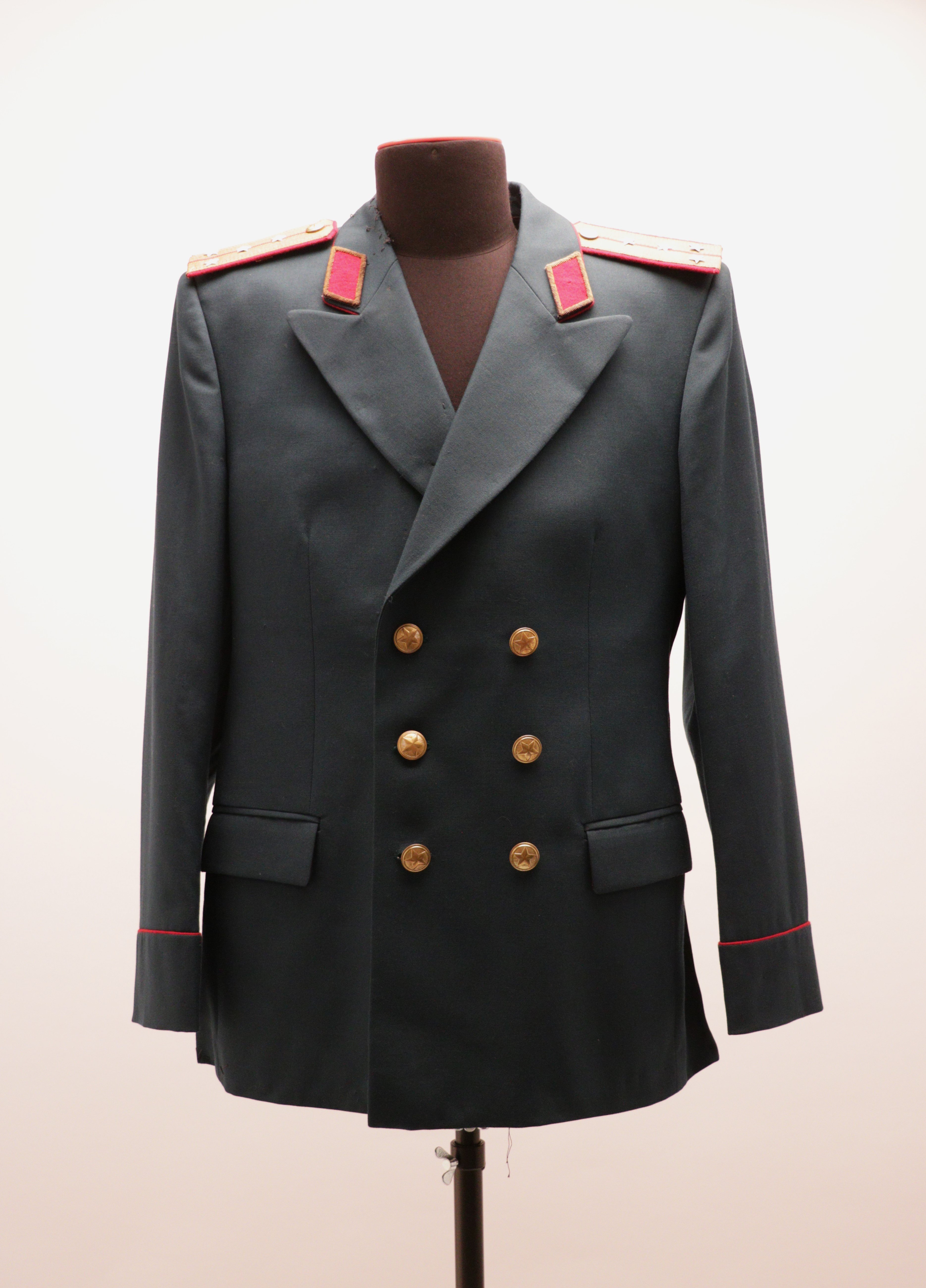 Uniformjacke eines Hauptmanns der Landstreitkräfte der bulgarischen Volksarmee, Parade-Ausgehanzug für Sommer (Museum Berlin-Karlshorst CC BY-NC-SA)