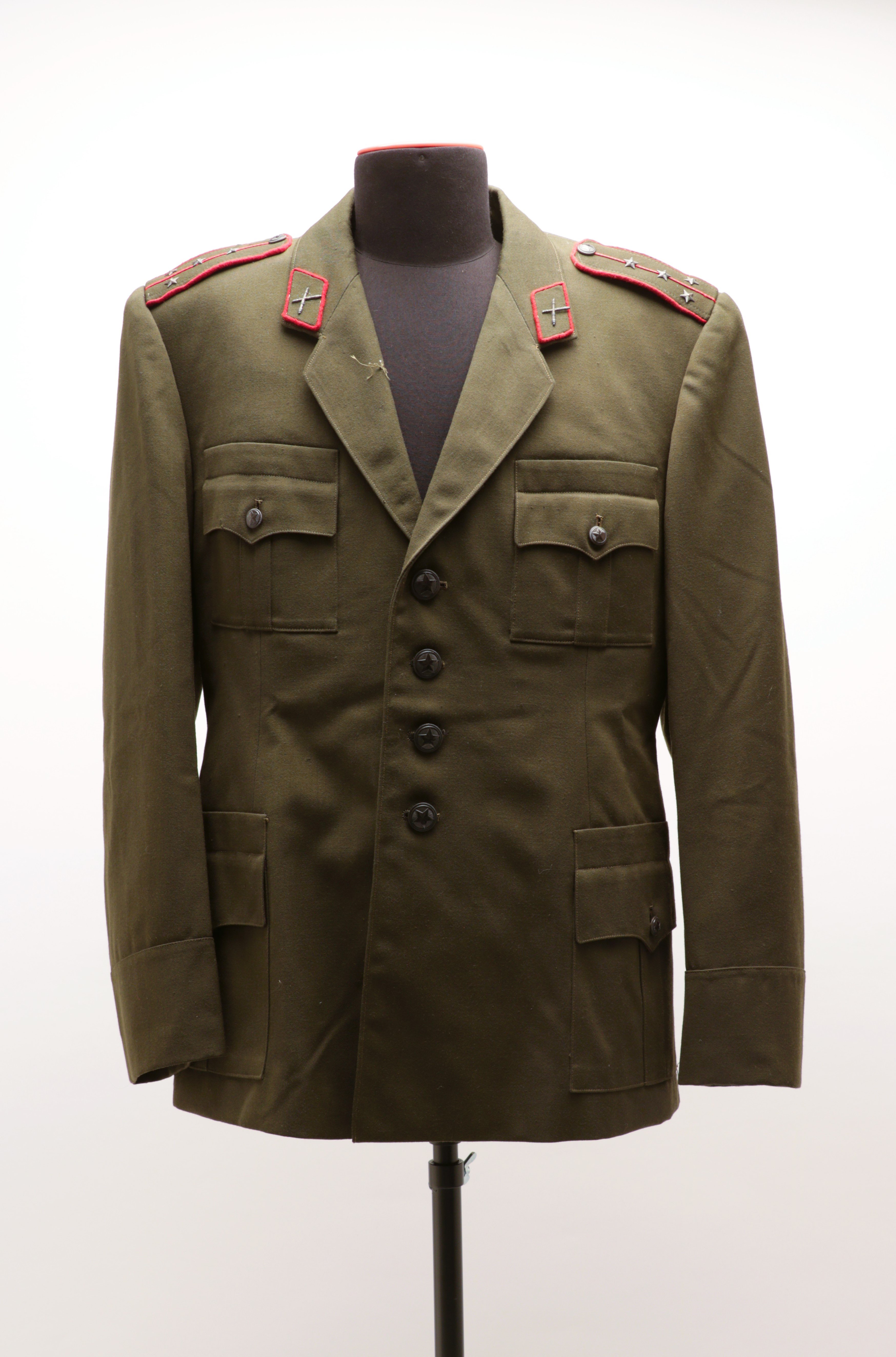 Uniformrock eines Hauptmanns der bulgarischen Volksarmee (Museum Berlin-Karlshorst CC BY-NC-SA)