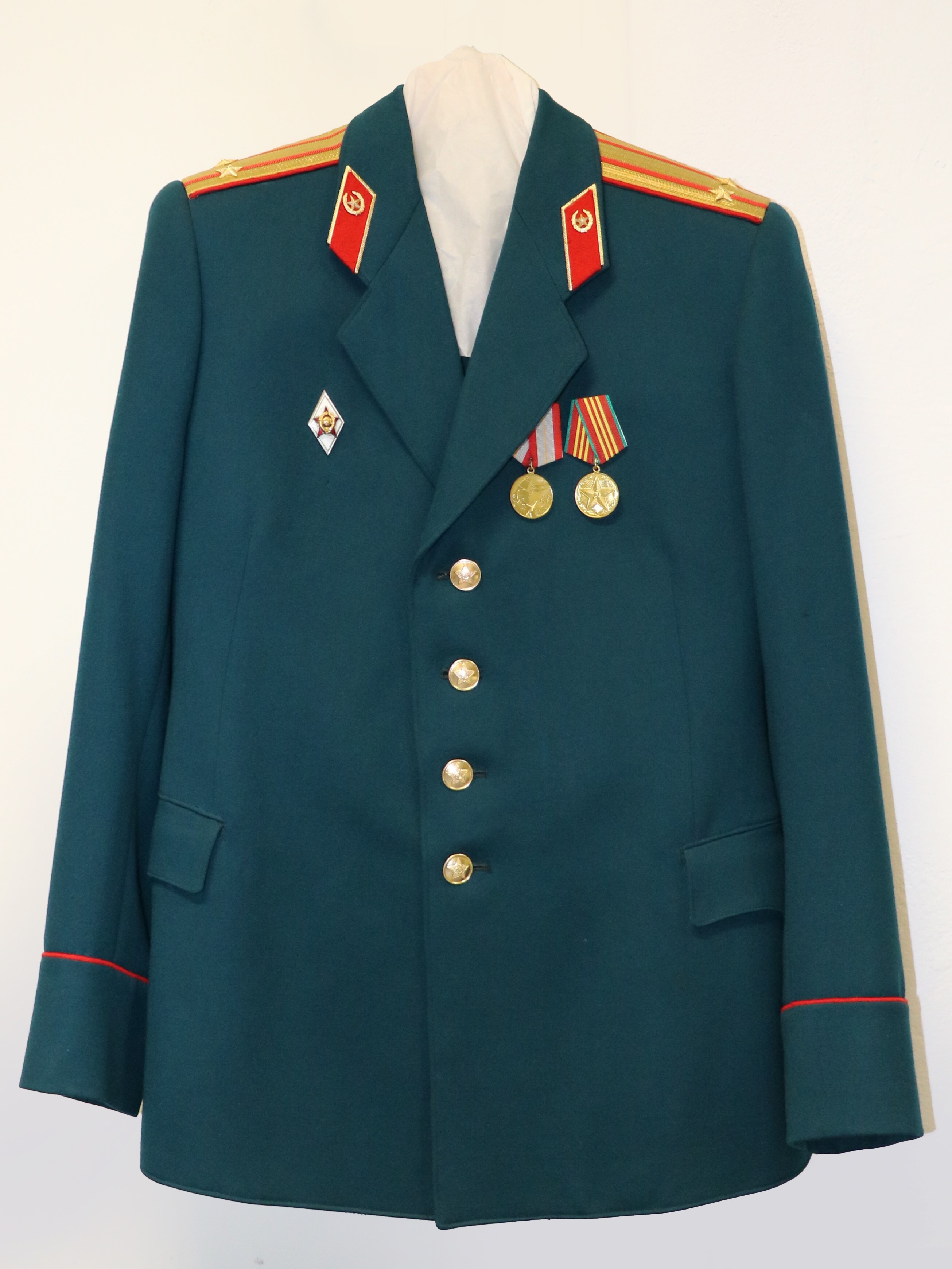 Paradeuniform (Offizier): a. Jacke und b. Hose (Museum Berlin-Karlshorst CC BY-NC-SA)