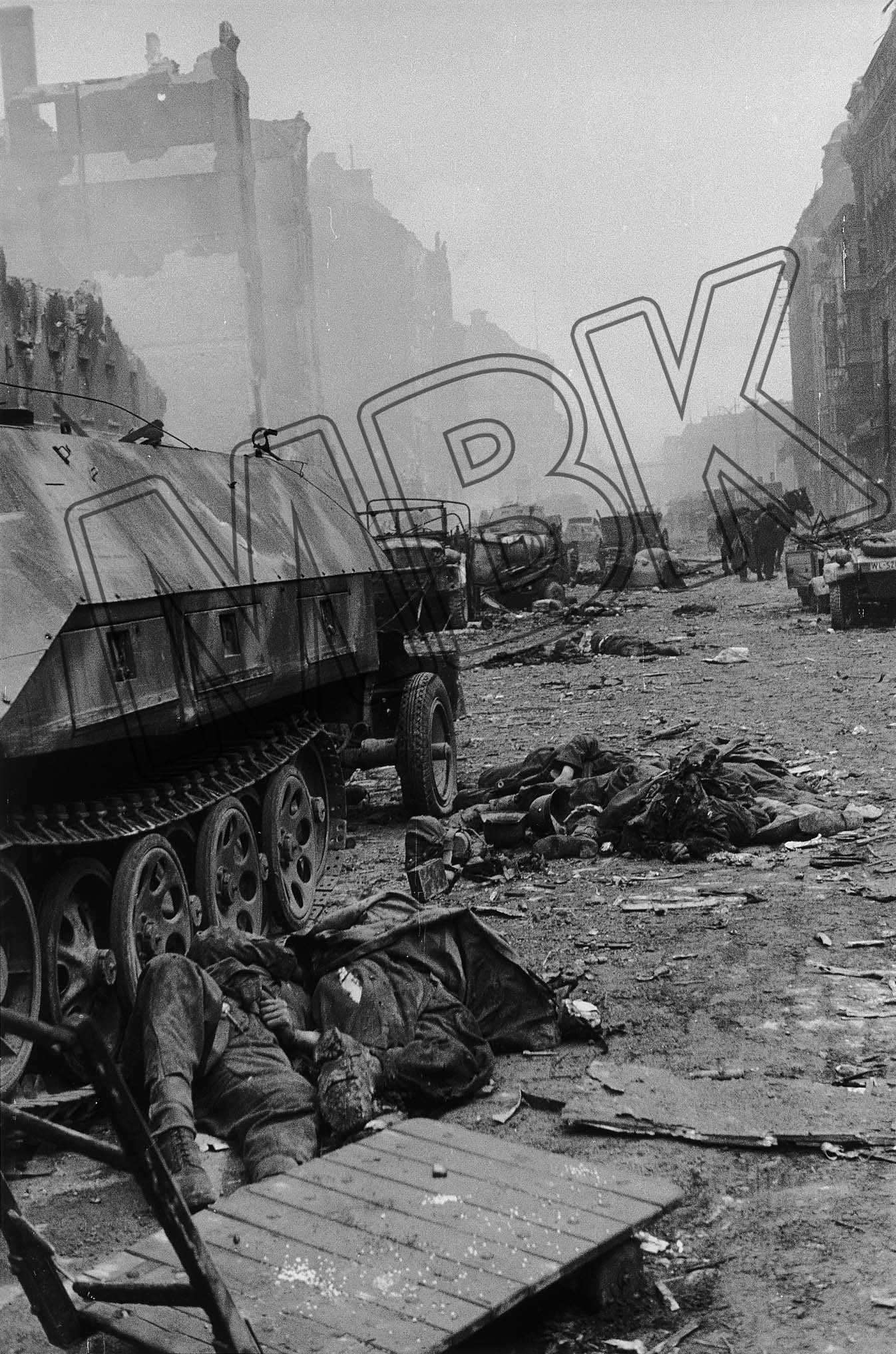 Tote deutsche Soldaten, Friedrichstraße, Berlin-Mitte, vermutlich 30. April 1945 (Museum Berlin-Karlshorst RR-P)