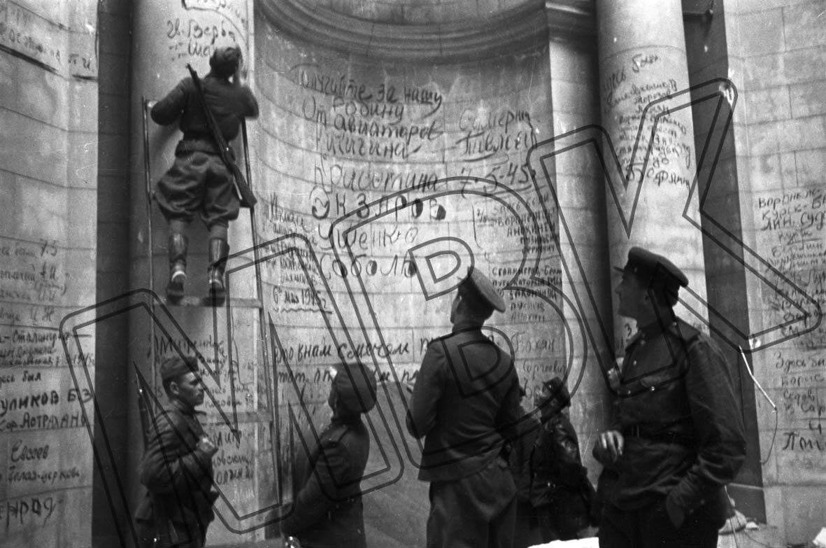 Graffiti von Rotarmisten im Reichstag, Berlin, 2. Mai 1945 (Museum Berlin-Karlshorst RR-P)