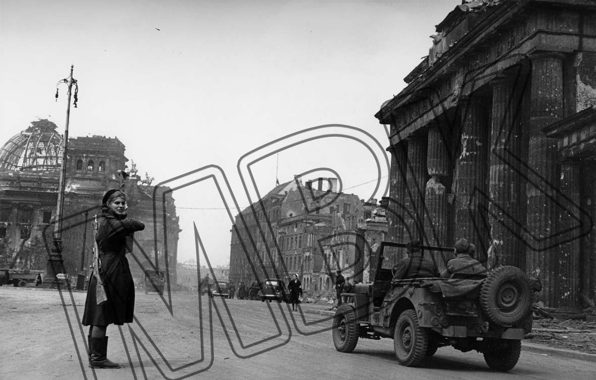 Sowjetische Verkehrsreglerin am Brandenburger Tor, Berlin-Mitte, Anfang Mai 1945 (Museum Berlin-Karlshorst RR-P)