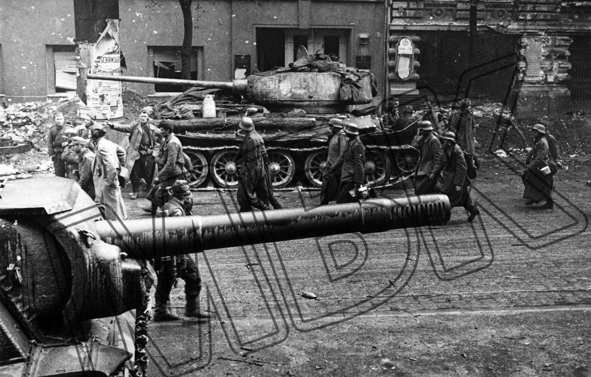 Fotografie: Wehrmachtsoldaten gehen in sowjetische Kriegsgefangenschaft, Berlin-Mitte, 30. April 1945 (Museum Berlin-Karlshorst RR-P)