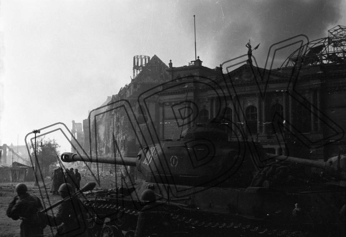 Panzer vor dem Lessing-Theater, Berlin-Tiergarten, Ende April/Anfang Mai 1945 (Museum Berlin-Karlshorst RR-P)
