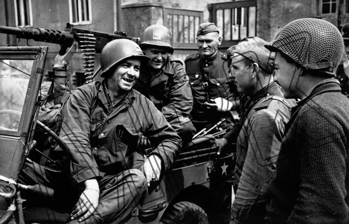 Begegnung amerikanischer und sowjetischer Soldaten an der Elbe, Ende April 1945 (Museum Berlin-Karlshorst RR-P)