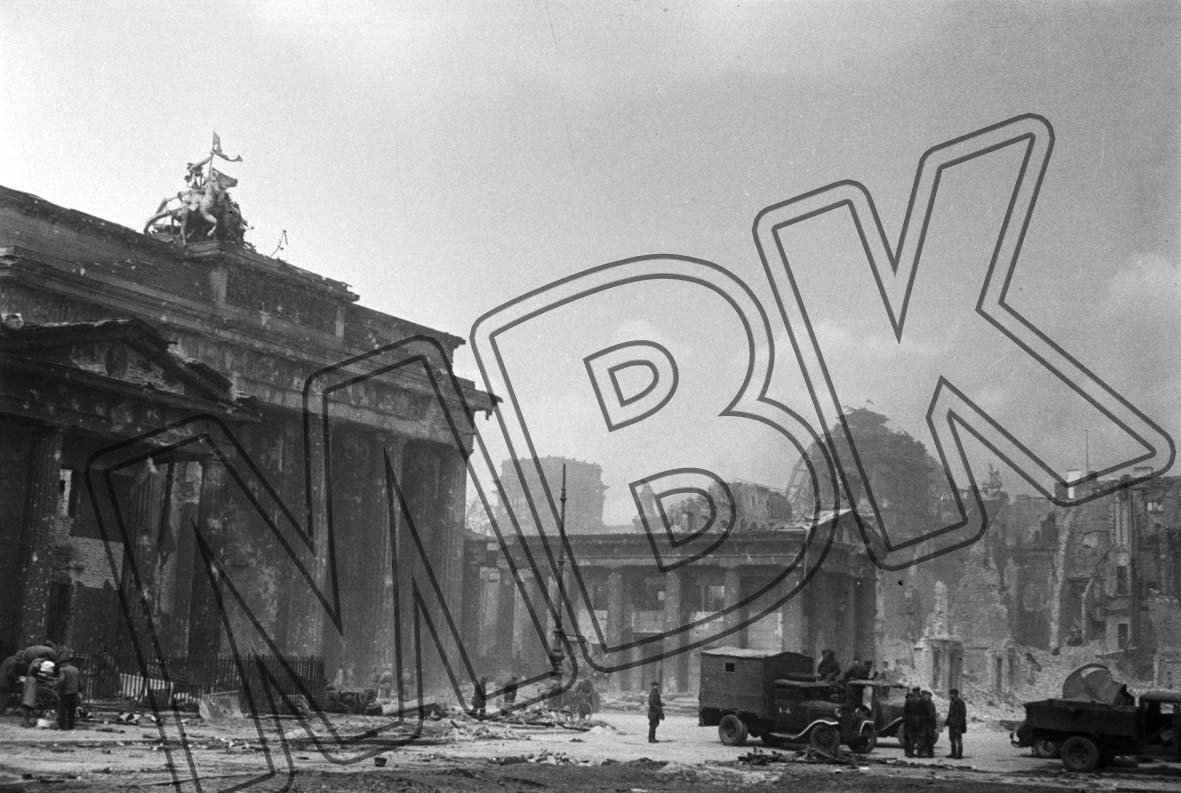 Brandenburger Tor und Reichstag, Berlin-Mitte, Anfang Mai 1945 (Museum Berlin-Karlshorst RR-P)