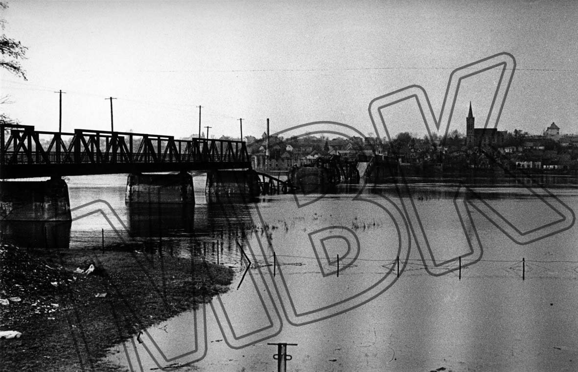 Zerstörte Brücke über die Oder, Ort unbekannt, April 1945 (Museum Berlin-Karlshorst RR-P)