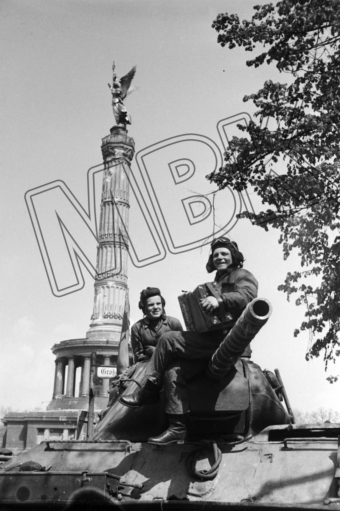 Rotarmisten nach der Kapitulation Berlins, Berlin-Tiergarten, 2./3. Mai 1945 (Museum Berlin-Karlshorst RR-P)