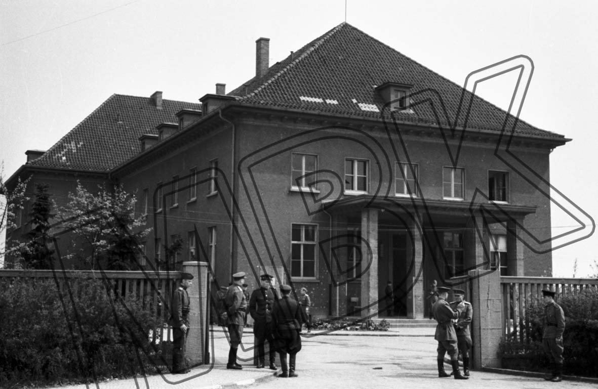 Negativ: Ort der bedingungslosen Kapitulation, Berlin-Karlshorst, 8. Mai 1945, Timofej Melnik (Museum Berlin-Karlshorst RR-P)