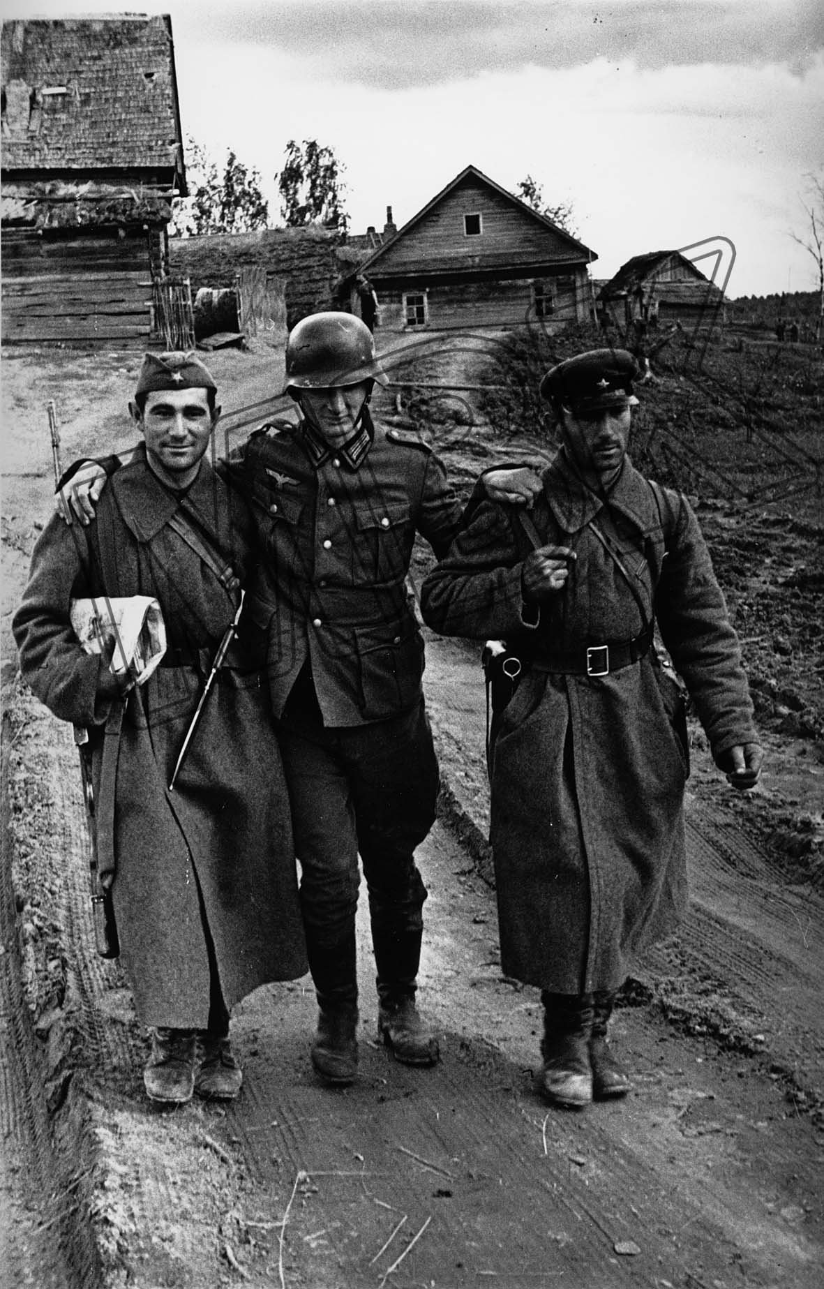 Rotarmisten mit einem verwundeten deutschen Kriegsgefangenen, Sowjetunion, 1941 (Museum Berlin-Karlshorst RR-P)