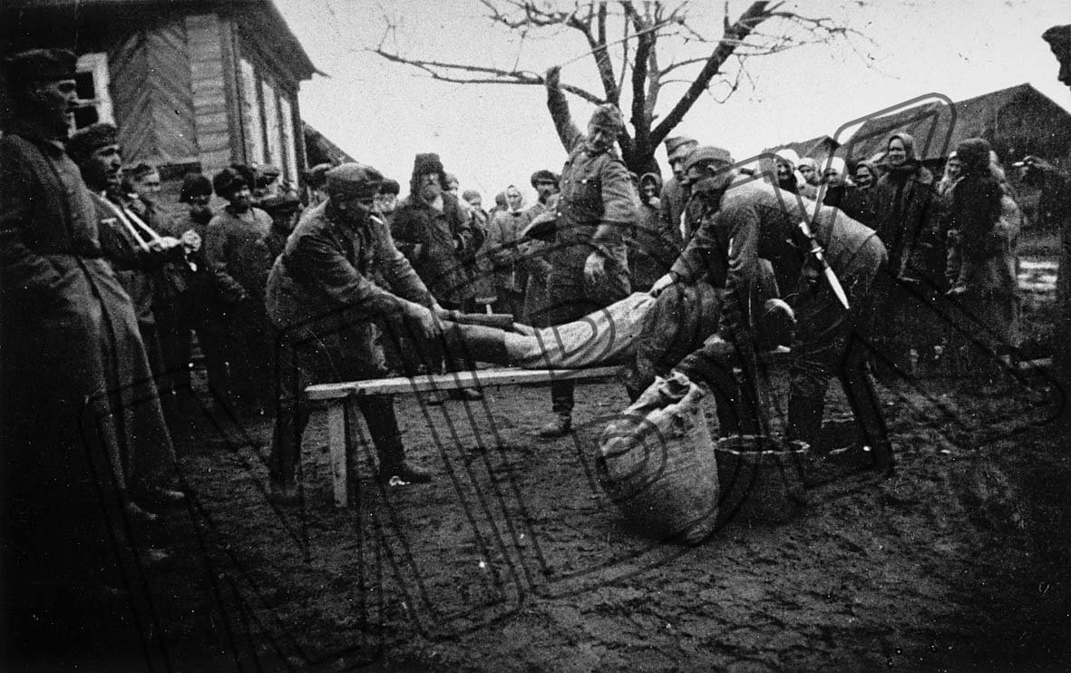 Fotografie: Deutsche Soldaten schlagen einen Bauern, Belarus, 9. Januar 1942 (Museum Berlin-Karlshorst RR-P)