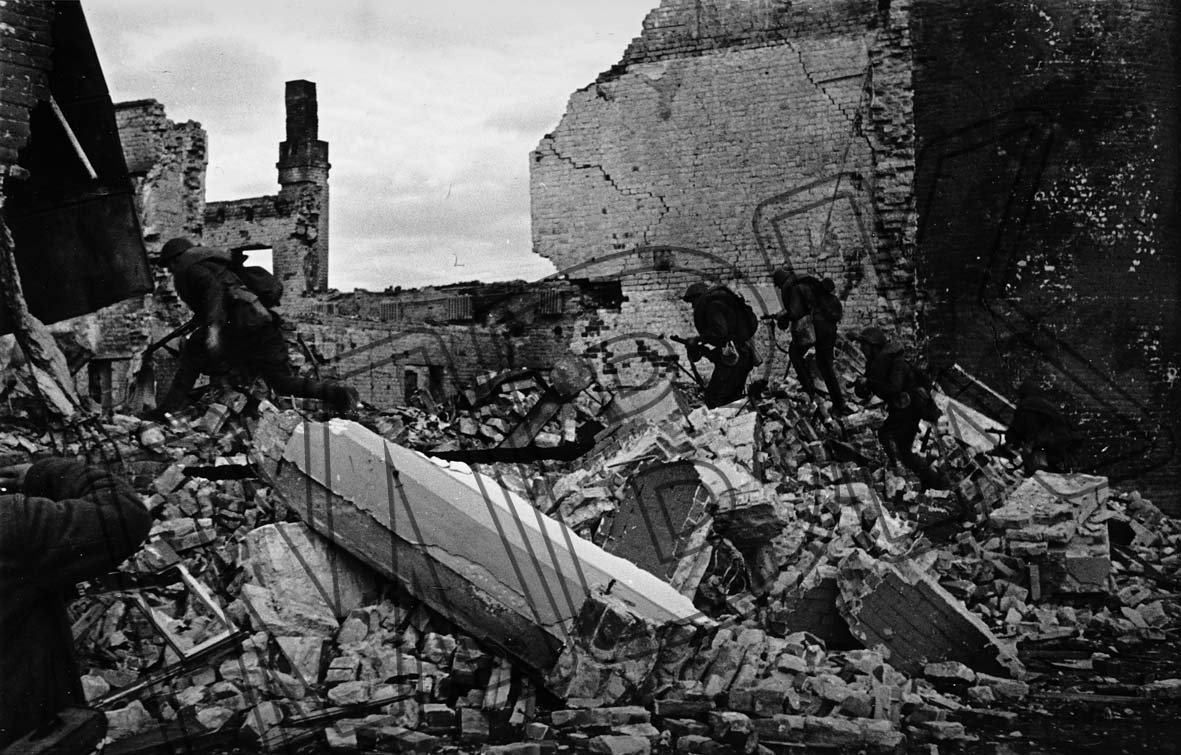 Zerstörungen und Straßenkämpfe in Stalingrad, Herbst 1942 (Museum Berlin-Karlshorst RR-P)