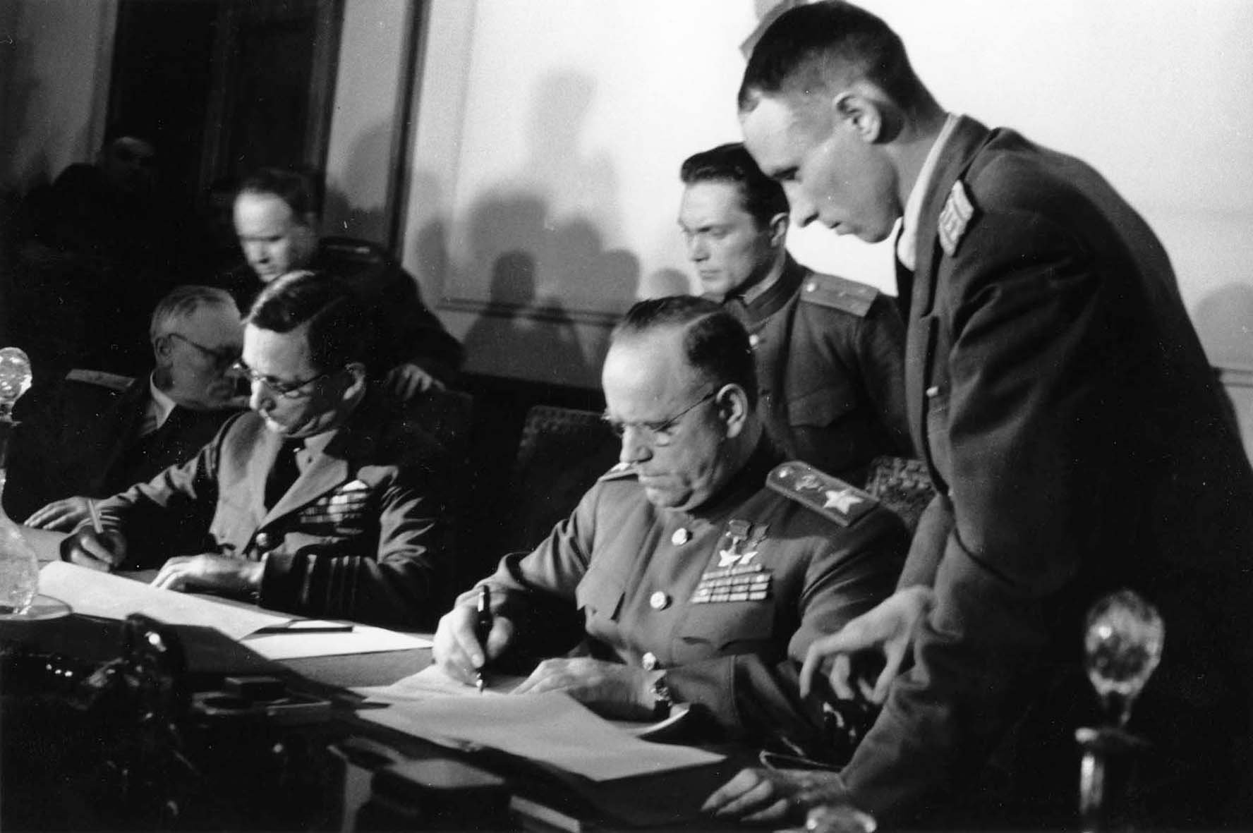 Negativ: Marschall Žukov bei der Unterzeichnung der Kapitulation, Berlin, 8./9. Mai 1945 (Museum Berlin-Karlshorst RR-P)