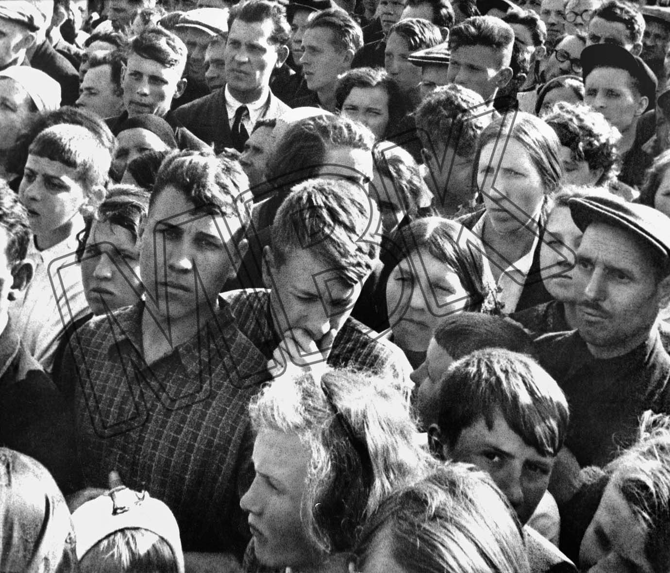Negativ: Arbeiter hören die Nachricht vom Überfall der Wehrmacht auf die Sowjetunion, Iwan Schagin, Moskau, 22. Juni 1941 (Museum Berlin-Karlshorst RR-P)