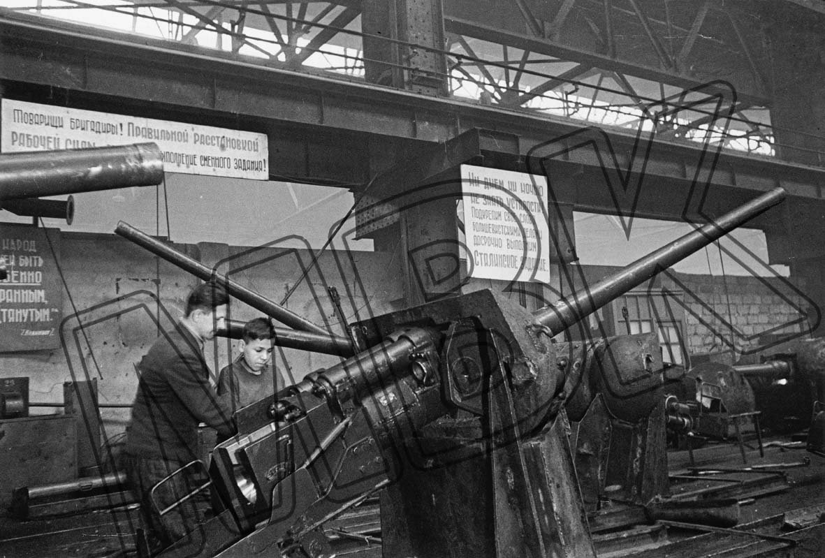 Fotografie: Montage von Panzergeschützen im Traktorenwerk Tscheljabinsk, 1943 (Museum Berlin-Karlshorst RR-P)