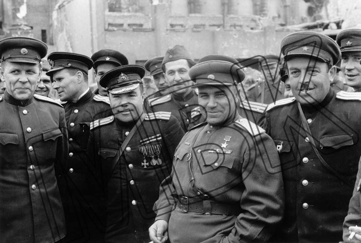 Fotografie: Sowjetischer Stadtkommandant Bersarin mit Kriegsberichterstattern vor dem Reichstag, Mai 1945 (Museum Berlin-Karlshorst RR-P)