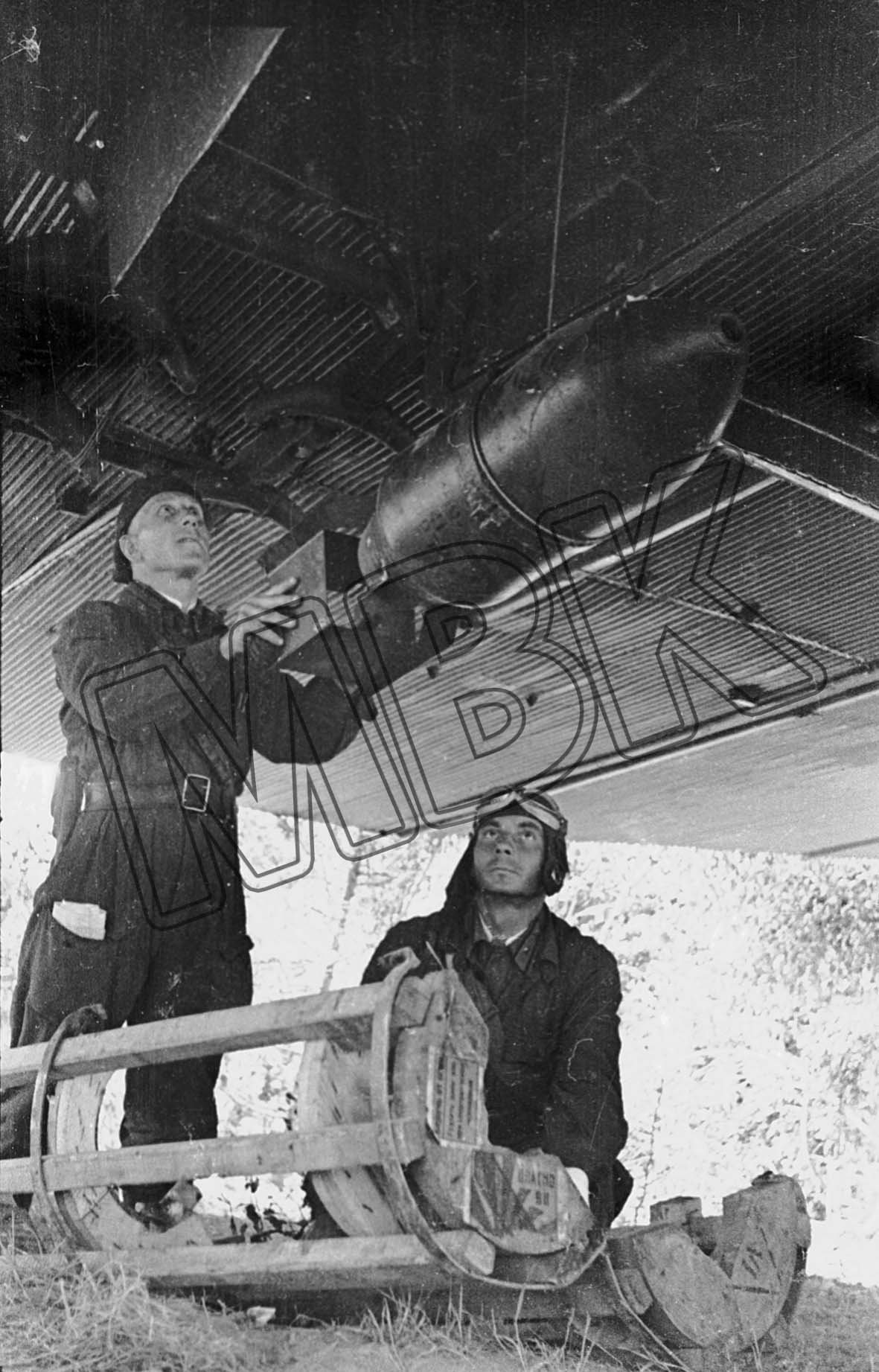 Fotografie: Bewaffnung eines schweren Nachtbombers, Westfront, Juli 1941 (Museum Berlin-Karlshorst RR-P)