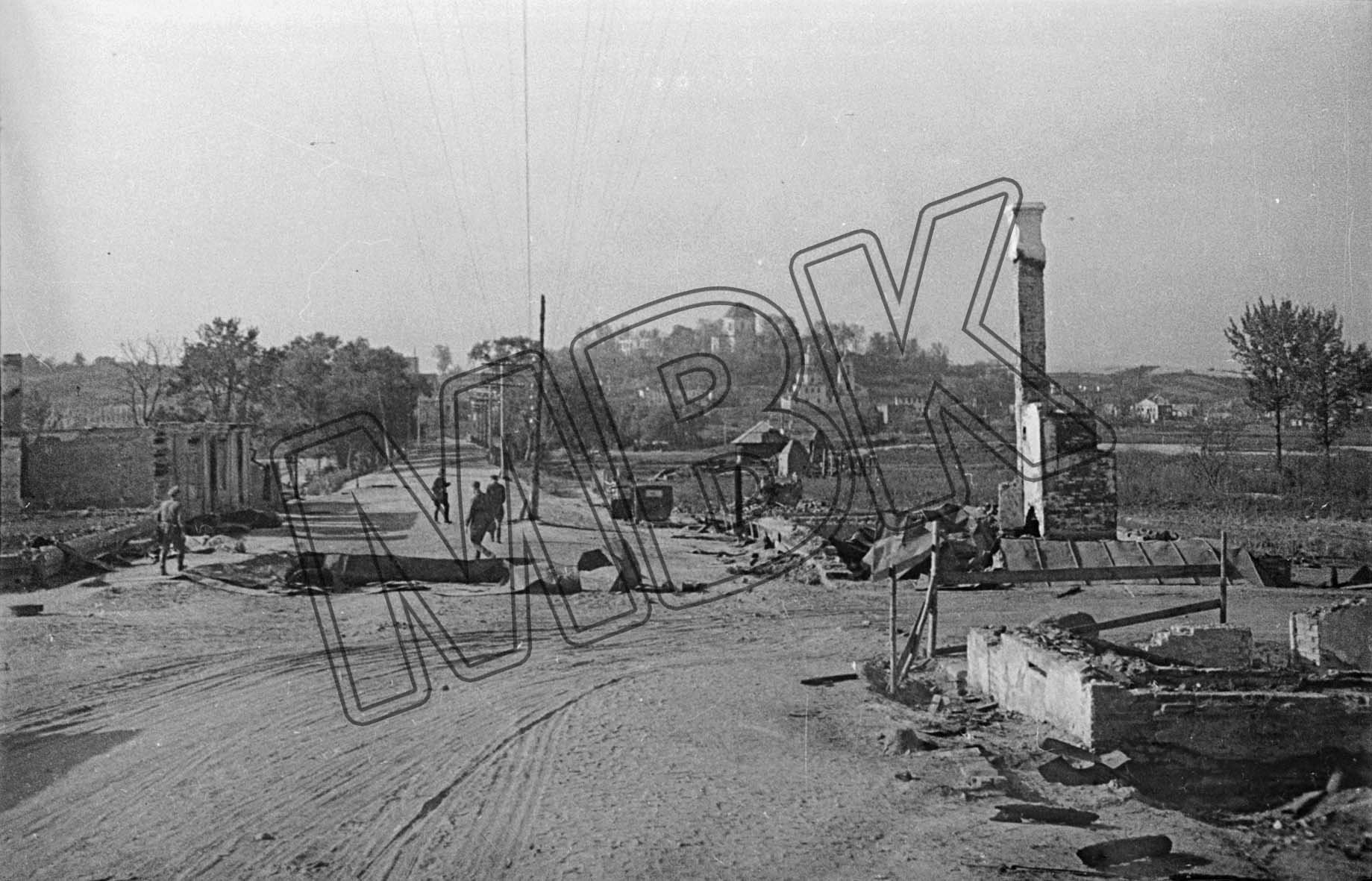 Fotografie: Dorogobush nach deutschen Luftangriffen, Gebiet Smolensk, 26. Juli 1941 (Museum Berlin-Karlshorst RR-P)