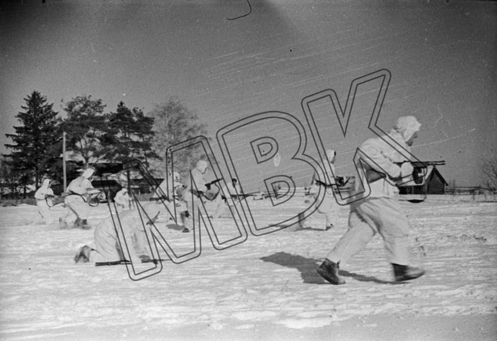 Fotografie: Angriff sowjetischer Infanteristen, Moskauer Gebiet, Dezember 1941 (Museum Berlin-Karlshorst RR-P)