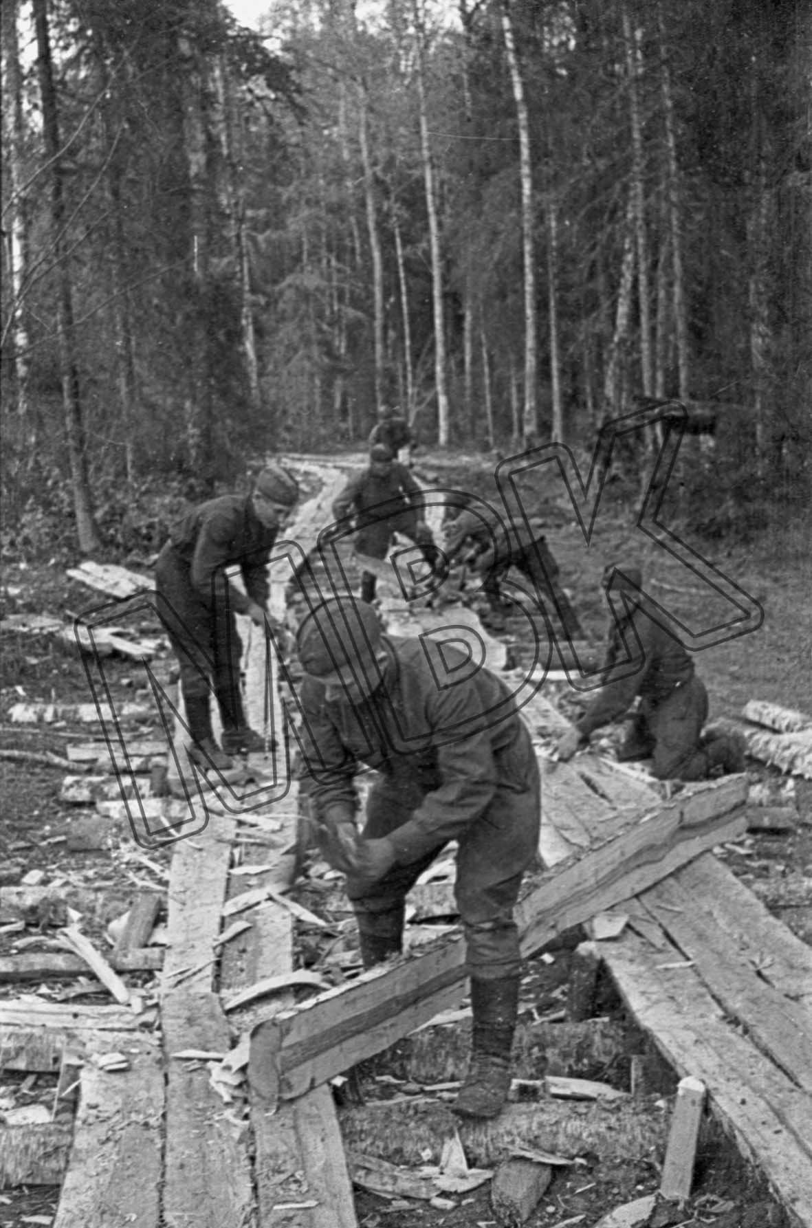 Fotografie: Sowjetische Pioniere beim Wegebau, Gebiet von Kalinin, 5. Oktober 1941 (Museum Berlin-Karlshorst RR-P)