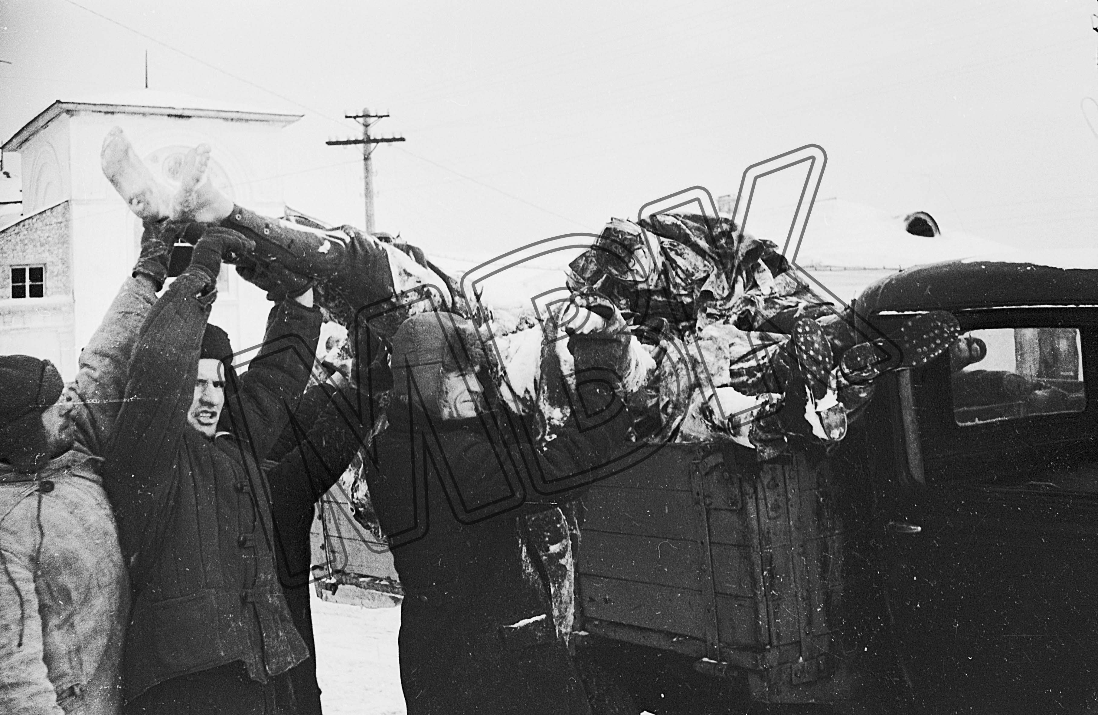 Fotografie: Leichen deutscher Soldaten werden auf LKW geladen, Januar 1942 (Museum Berlin-Karlshorst RR-P)