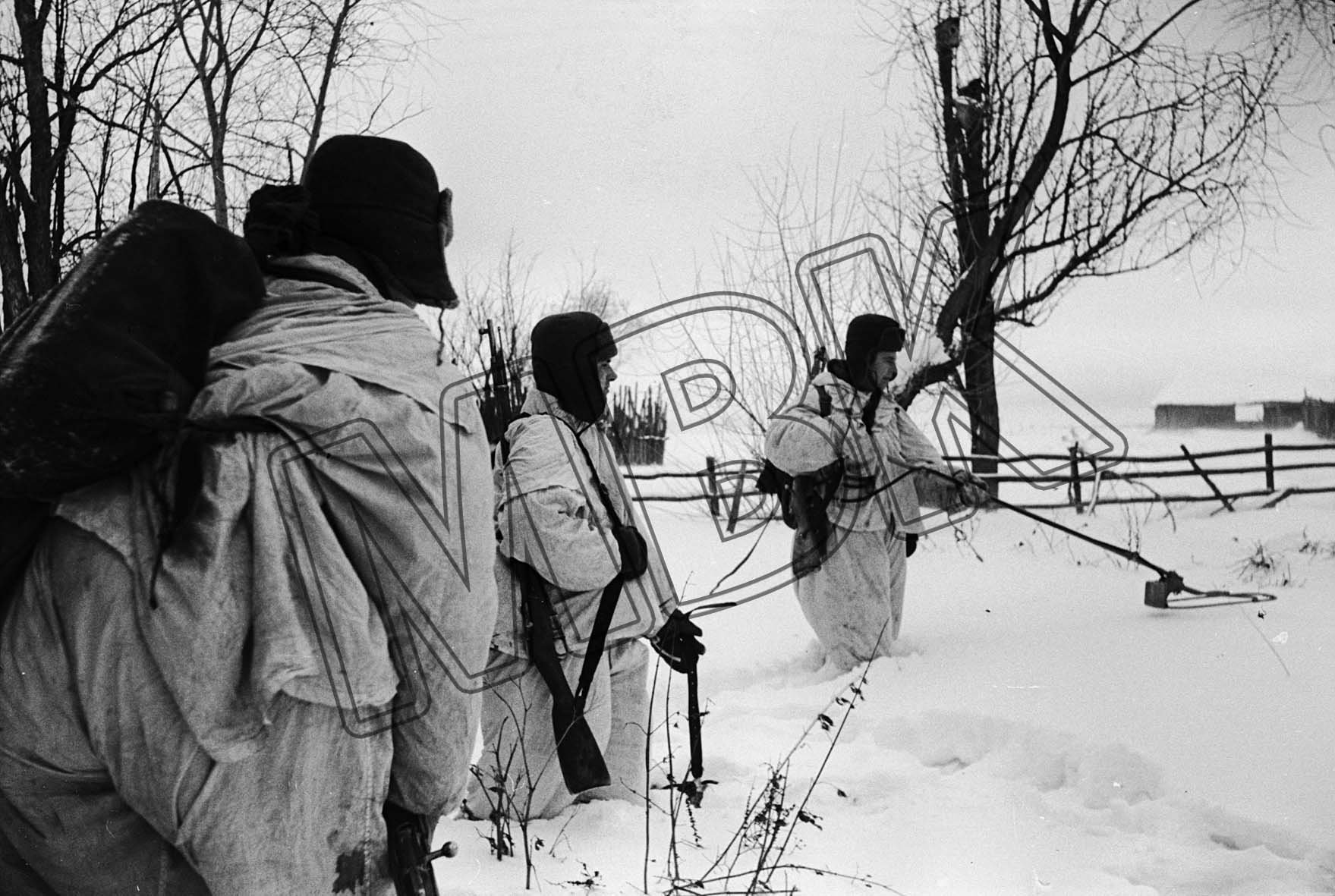 Fotografie: Ein sowjetischer Minensuchtrupp im Dorf Kudjanowo, bei Moskau, 8.Moskau 1942 (Museum Berlin-Karlshorst RR-P)