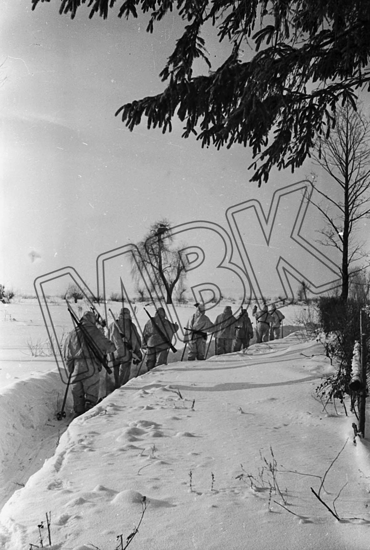 Fotografie: Sowjetische Aufklärer auf dem Marsch hinter die feindlichen Linien, Ort unbekannt, vermutlich 1942 (Museum Berlin-Karlshorst RR-P)