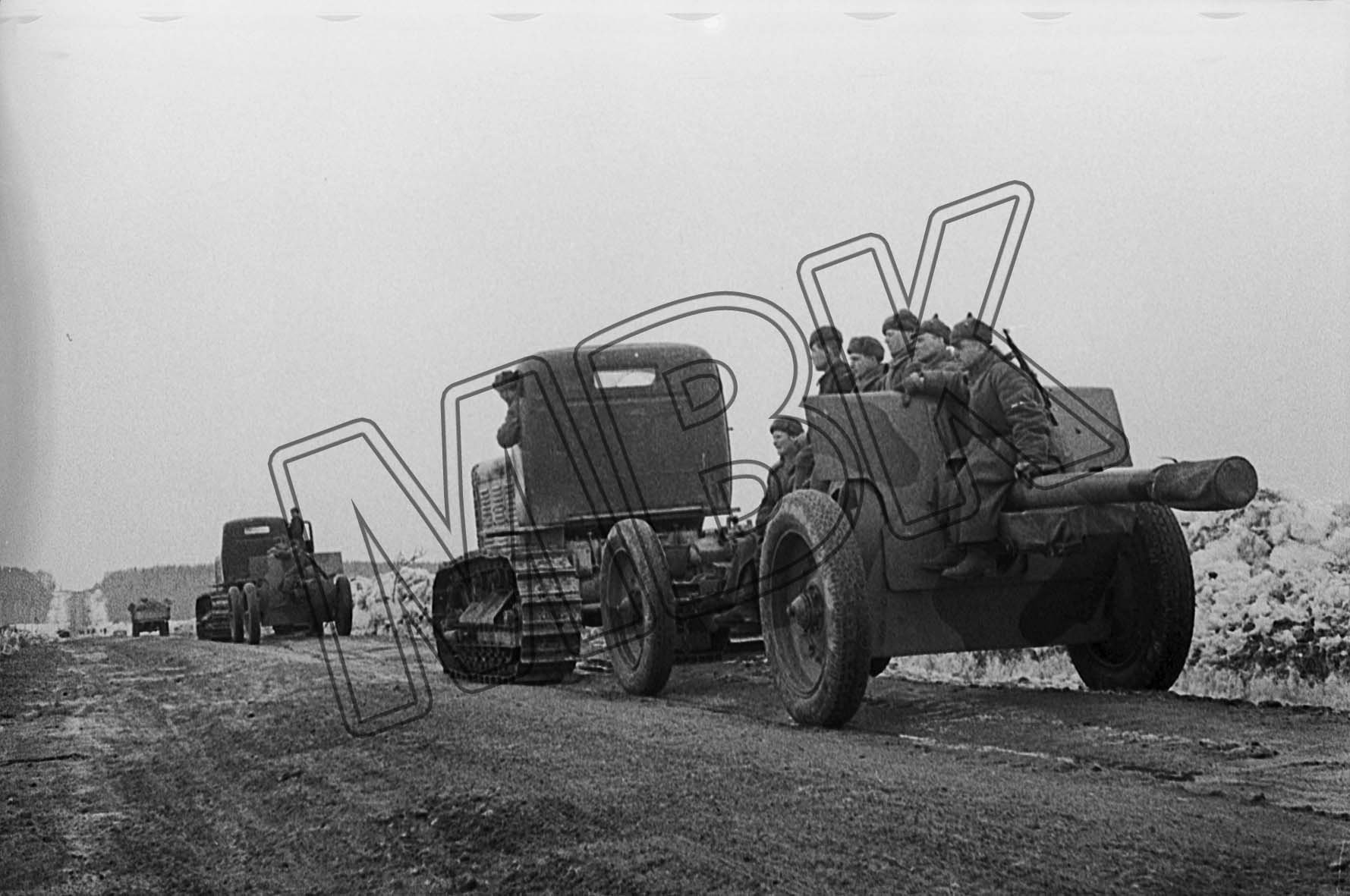 Fotografie: Schwere Artillerie auf dem Vormarsch, Westfront, März 1942 (Museum Berlin-Karlshorst RR-P)
