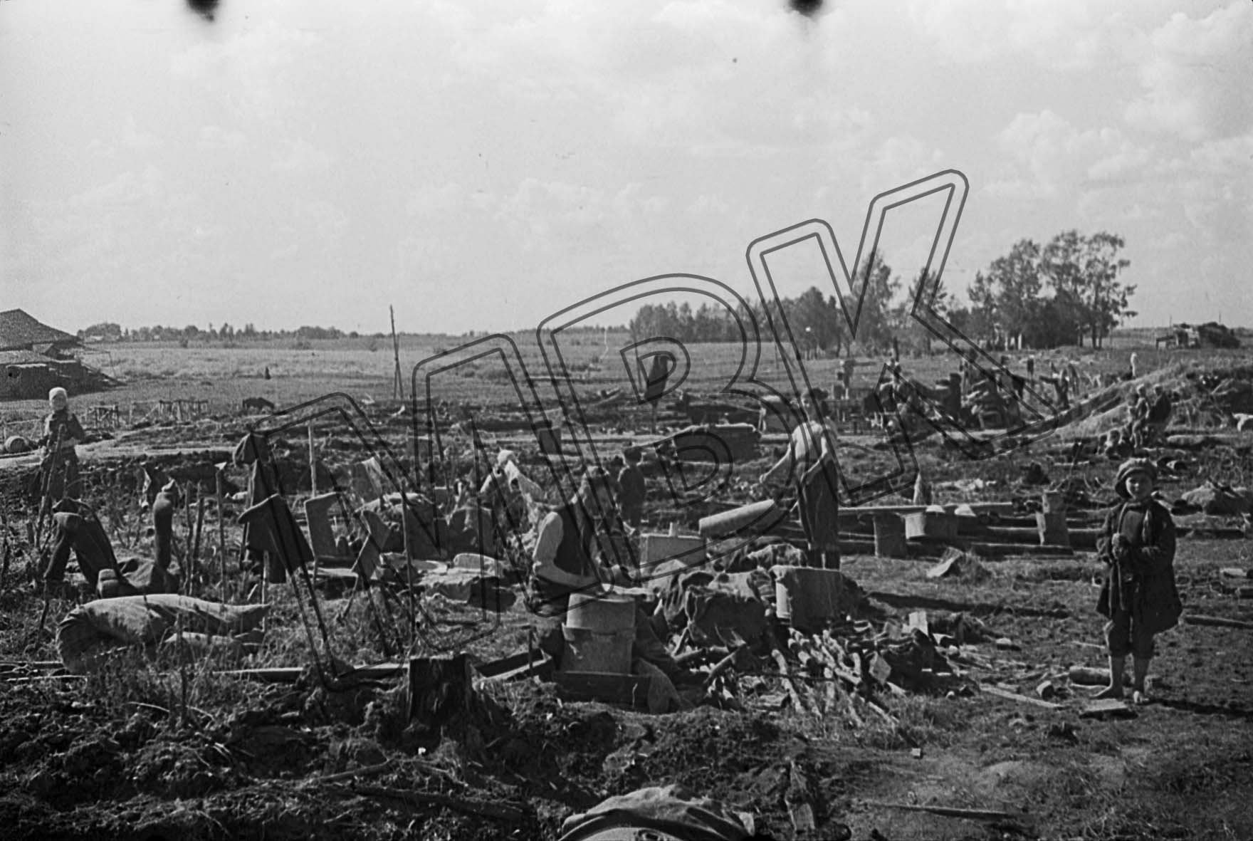 Fotografie: Zivilbevölkerung in den Ruinen ihres Dorfes, Gebiet Kalinin, 11. August 1942 (Museum Berlin-Karlshorst RR-P)