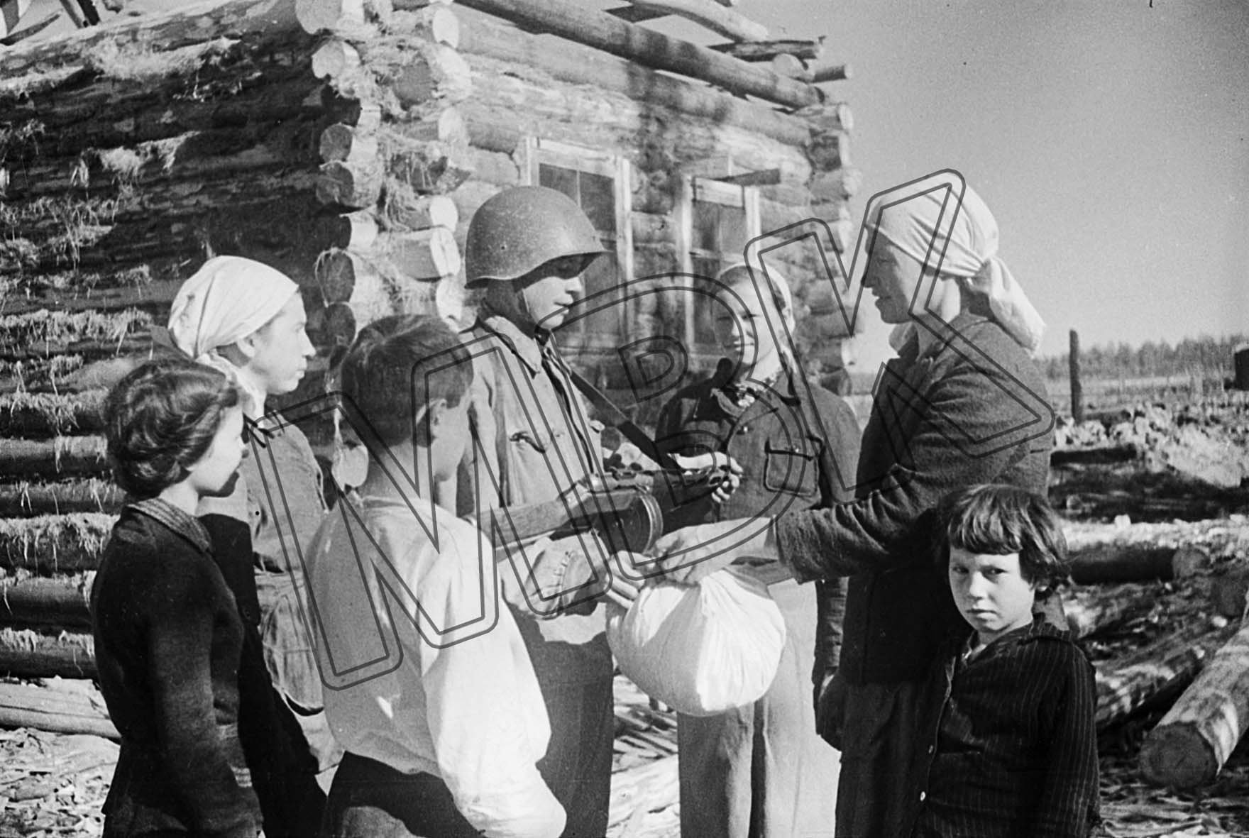 Fotografie: Ein Rotarmist verabschiedet sich von der Familie, Gebiet Smolensk, September 1942 (Museum Berlin-Karlshorst RR-P)