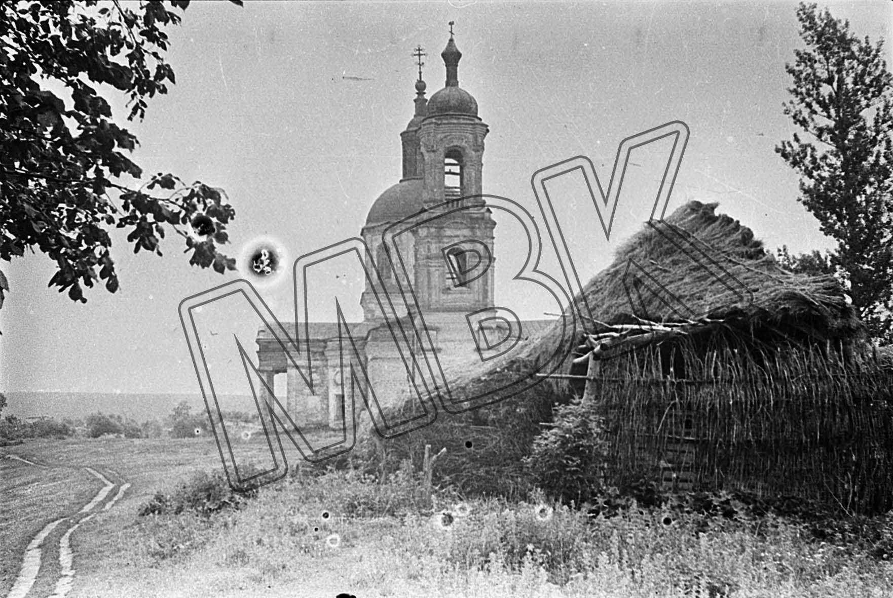 Fotografie: Kirche in ländlicher Umgebung, Ort unbekannt, Mai 1942 (Museum Berlin-Karlshorst RR-P)