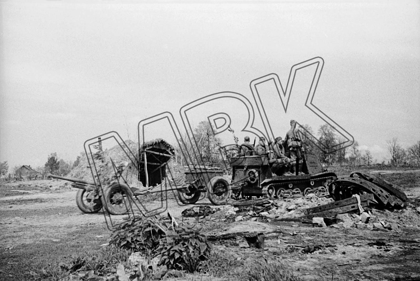 Fotografie: Sowjetische Artilleristen, Ort unbekannt, Mai 1942 (Museum Berlin-Karlshorst RR-P)