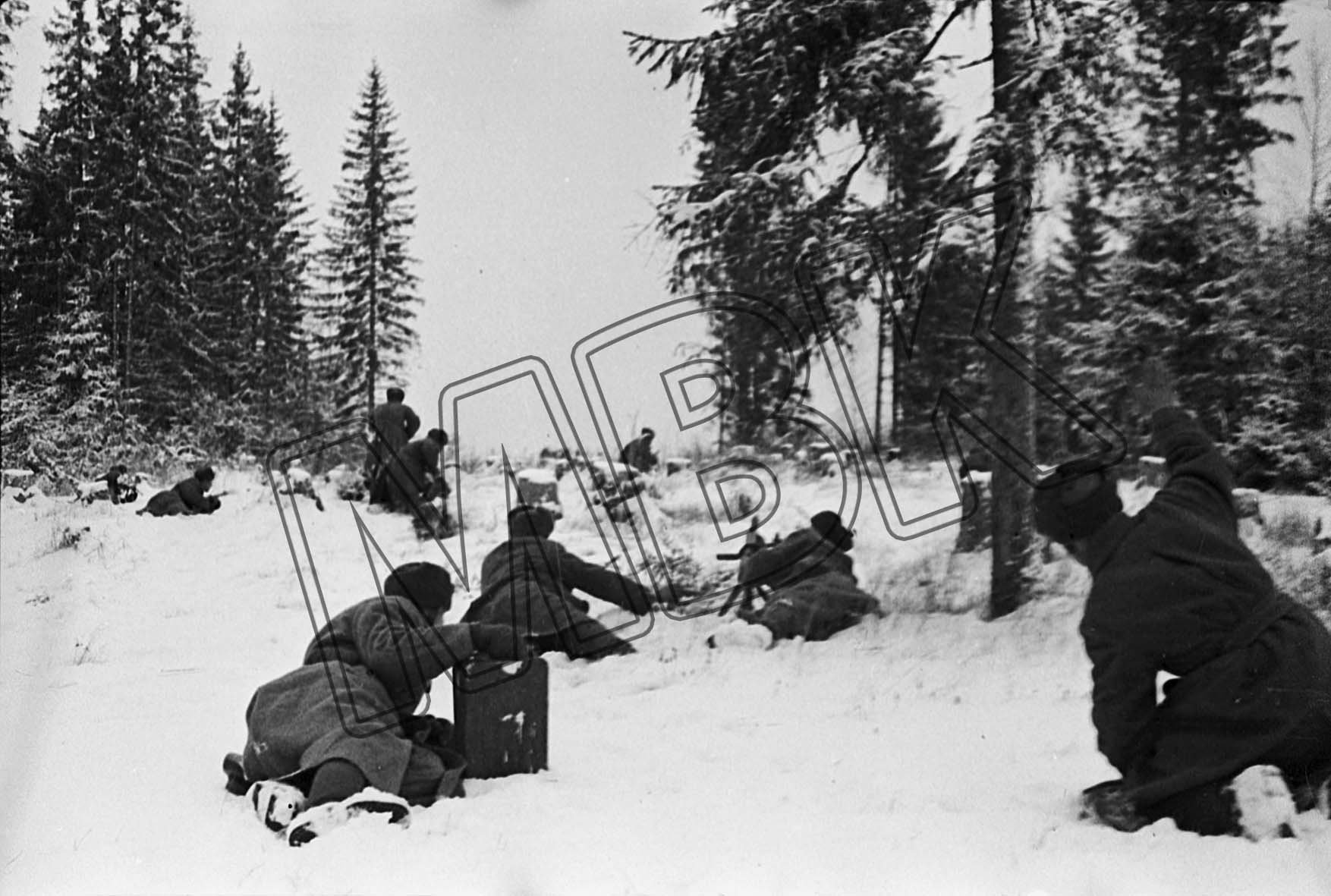 Fotografie: Infanterie im Gefecht im Wald, Ort unbekannt, vermutlich Winter 1942 (Museum Berlin-Karlshorst RR-P)