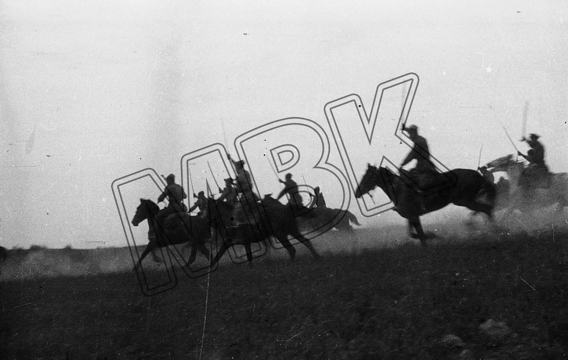 Fotografie: Angriff der Kosaken des 1.Garde-Kavallerie-Korps unter dem Befehlshaber Pawel A. Belov, Westfront, Mai 1942 (Museum Berlin-Karlshorst RR-P)