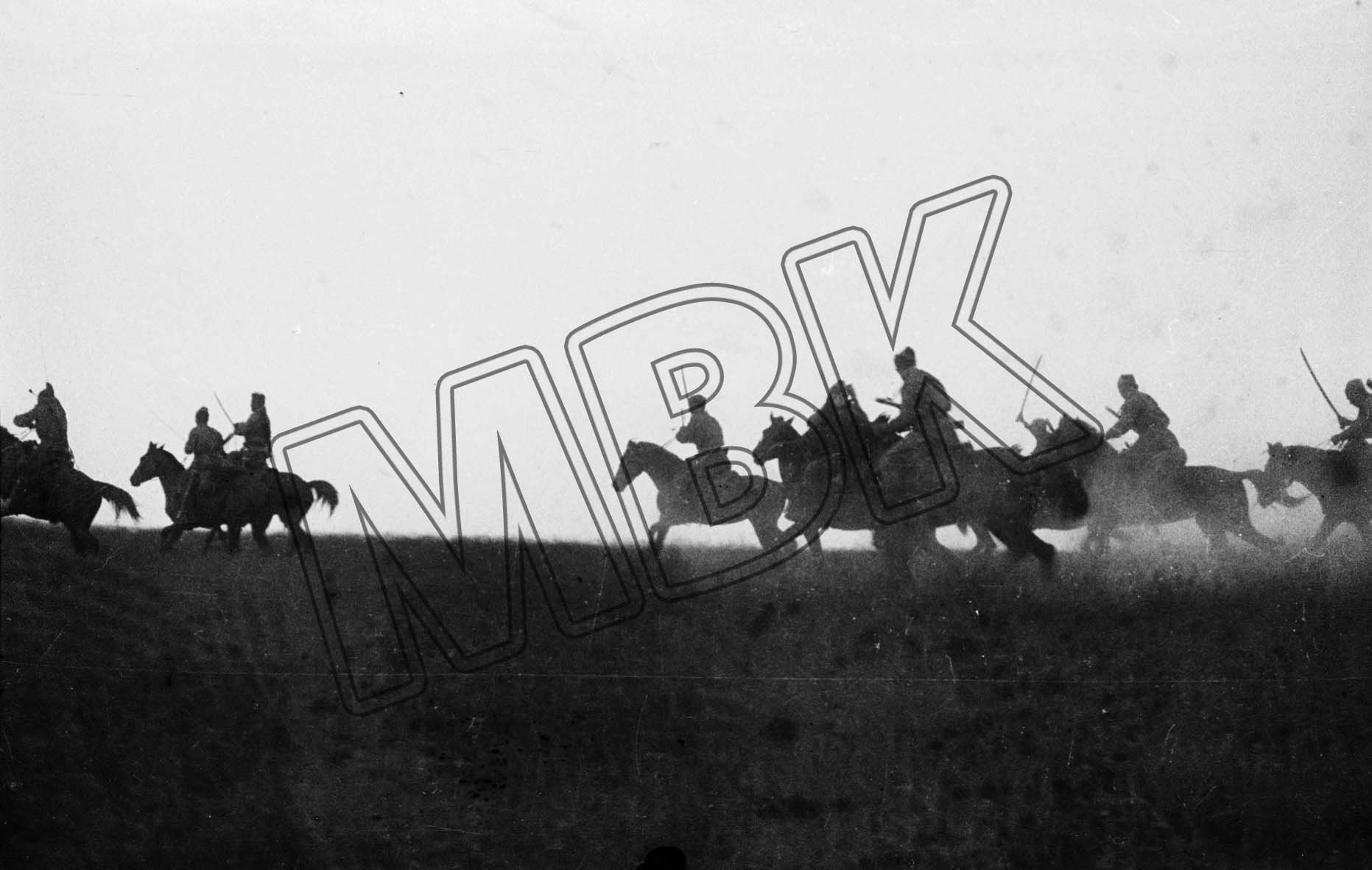 Fotografie: Angriff der Kosaken des 1.Garde-Kavallerie-Korps unter dem Befehlshaber Pawel A. Belov, Westfront, Mai 1942 (Museum Berlin-Karlshorst RR-P)