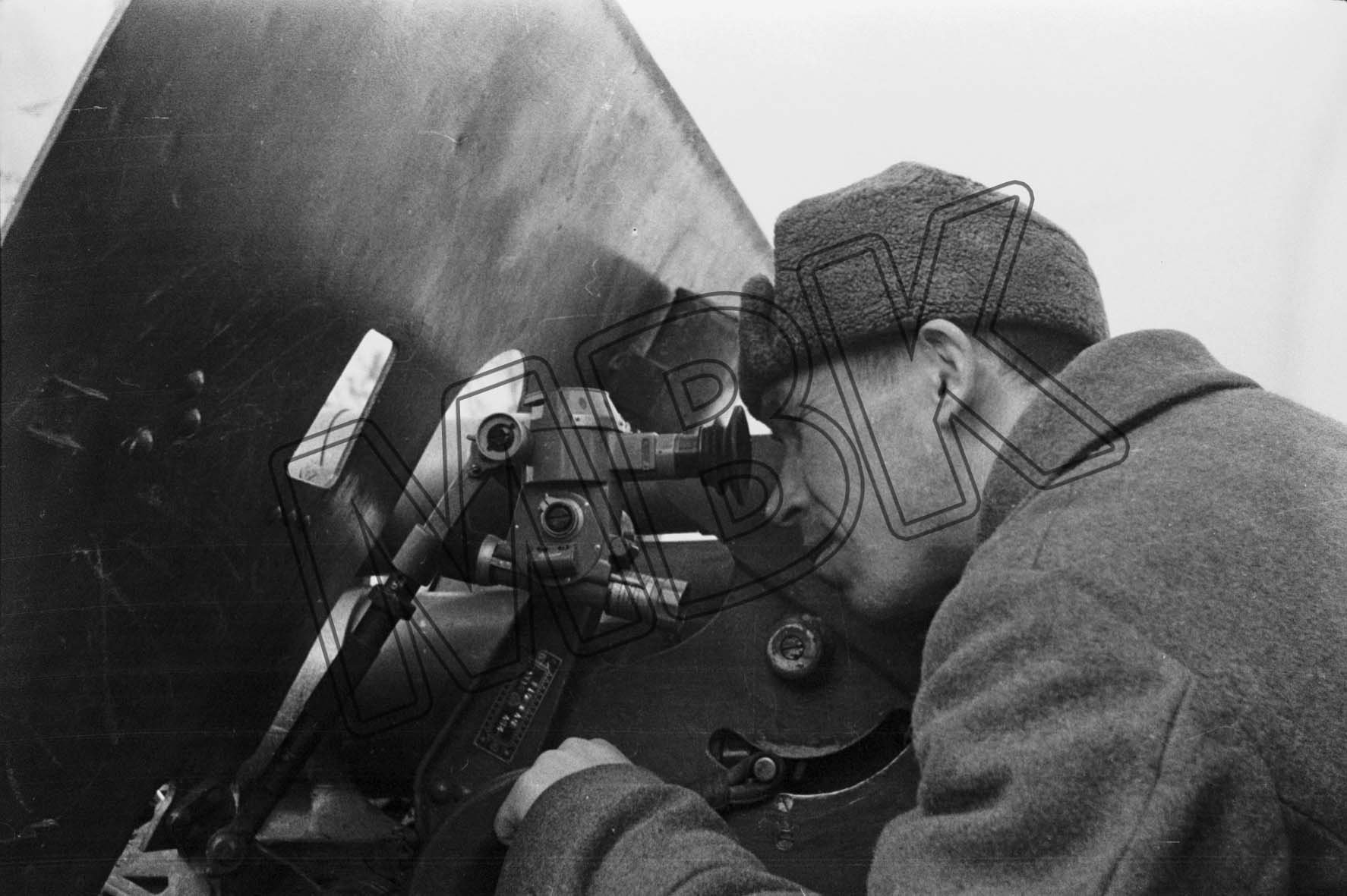 Fotografie: Richtschütze eines Panzerabwehrgeschützes, Westfront, 7. April 1942 (Museum Berlin-Karlshorst RR-P)