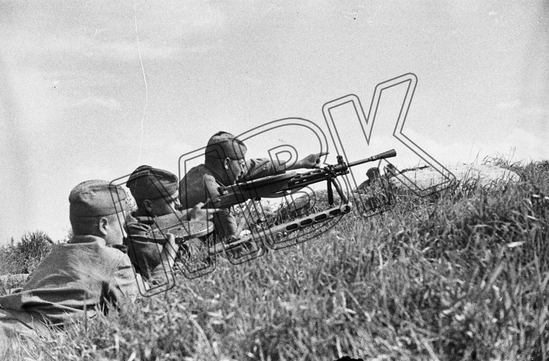 Fotografie: Maschinengewehrschützen in Gefechtsstellung, Ort unbekannt, 8. Juni 1942 (Museum Berlin-Karlshorst RR-P)