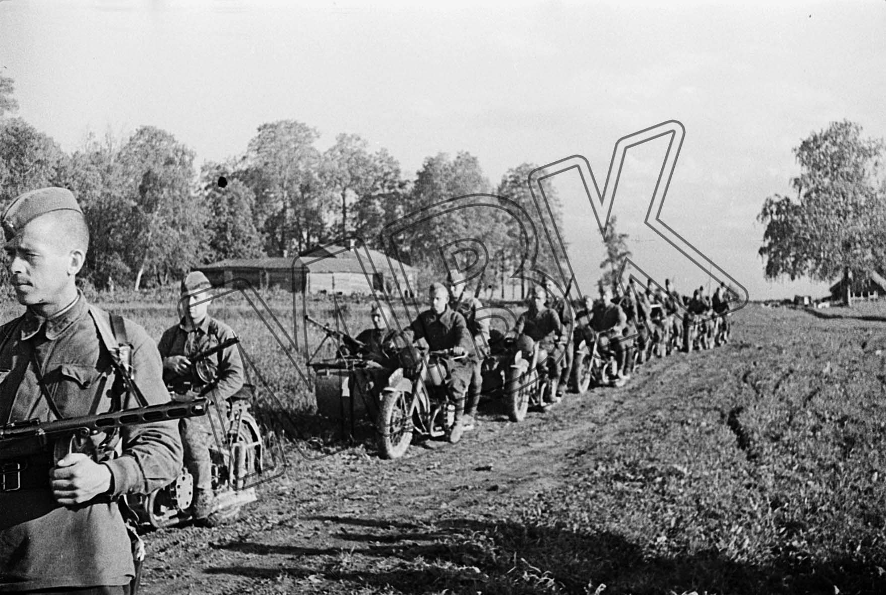 Fotografie: Krad-MG-Schützenabteilung vor einem Kampfeinsatz, Westfront, 8. Juni 1942 (Museum Berlin-Karlshorst RR-P)