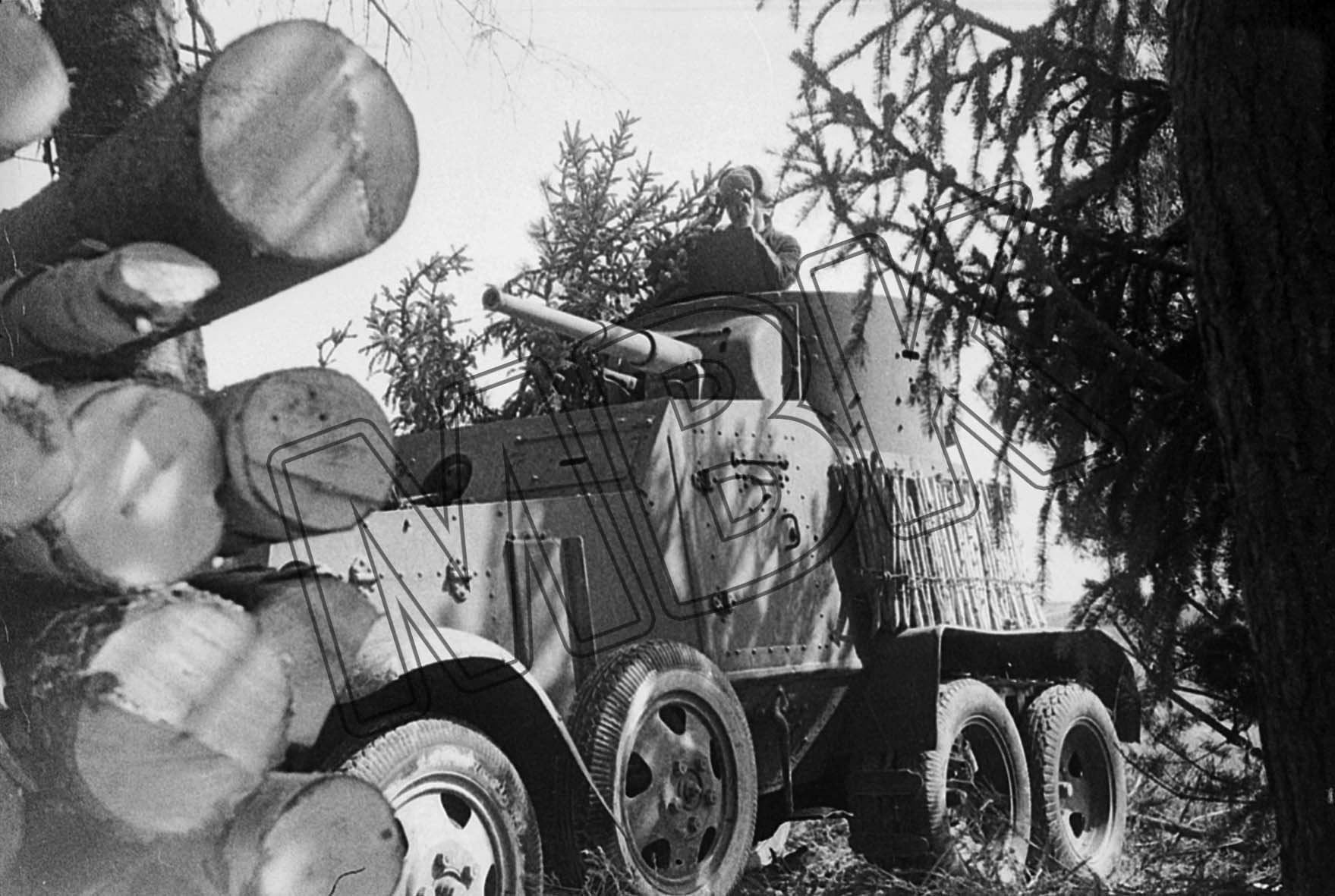 Fotografie: Sowjetischer Panzerwagen im Hinterhalt, Westfront, 25. April 1942 (Museum Berlin-Karlshorst RR-P)