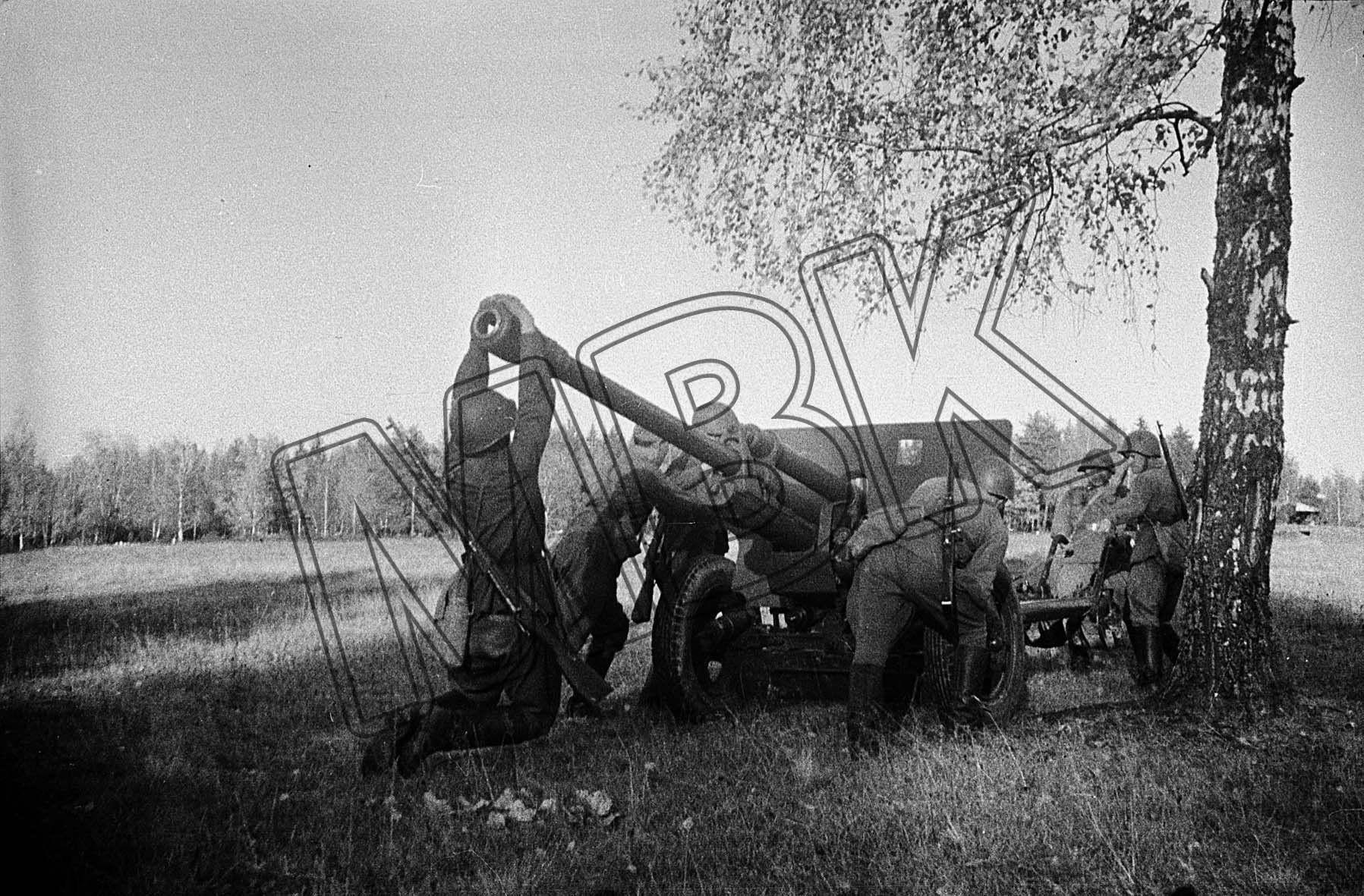 Fotografie: Sowjetische Artilleristen, Westfront, 27. September 1942 (Museum Berlin-Karlshorst RR-P)