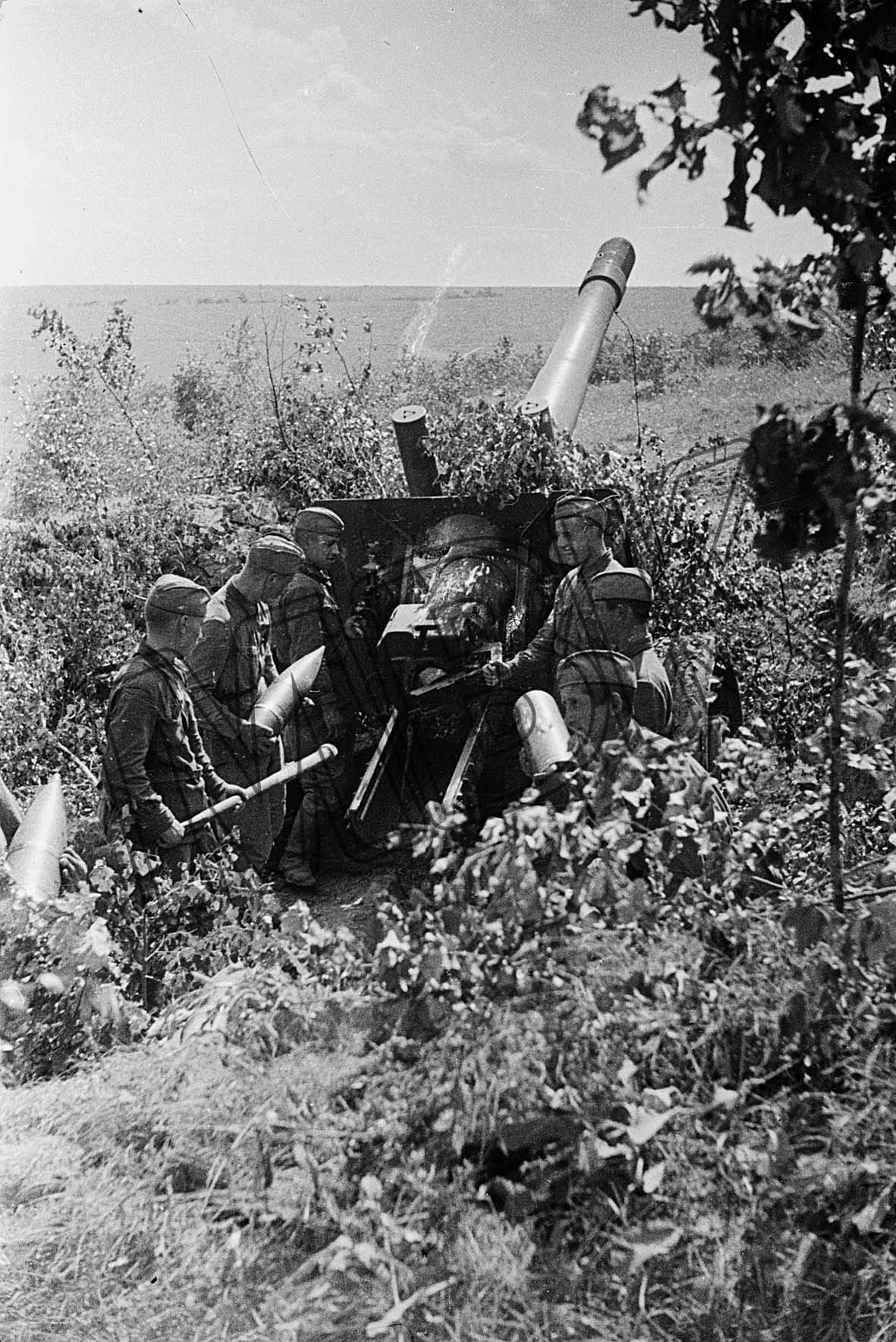 Fotografie: Artilleristen laden ein schweres Geschütz, Westfront, 19. August 1942 (Museum Berlin-Karlshorst RR-P)