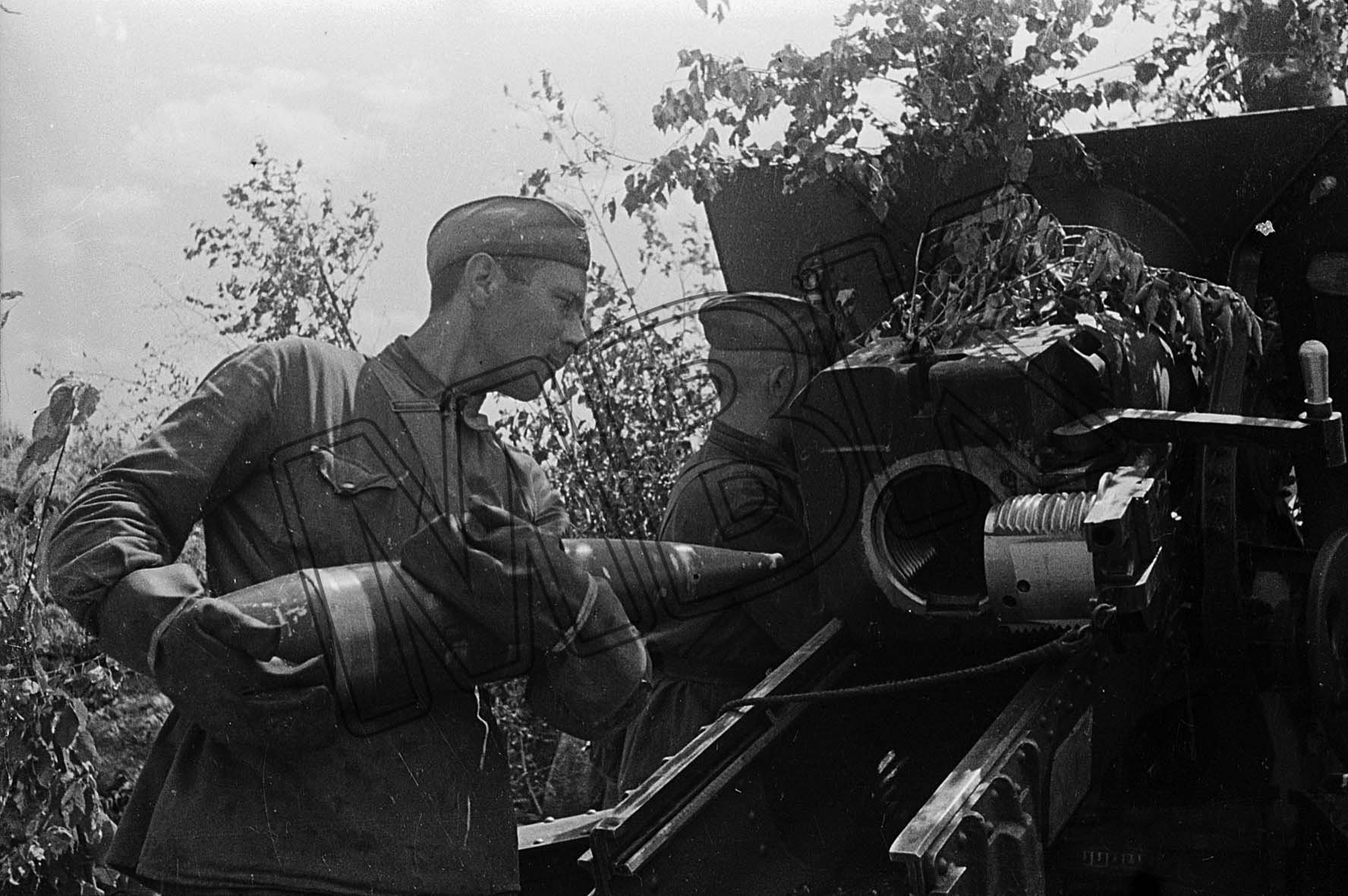 Fotografie: Sowjetischer Artillerist lädt ein Geschütz, 19. August 1942 (Museum Berlin-Karlshorst RR-P)